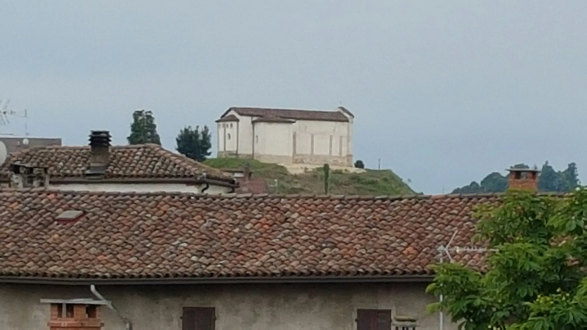 Photo showing: Piccolo gioiello romanico risalente al secolo XI, sorge all’estremità sud del paese di Rocca d’Arazzo (AT)