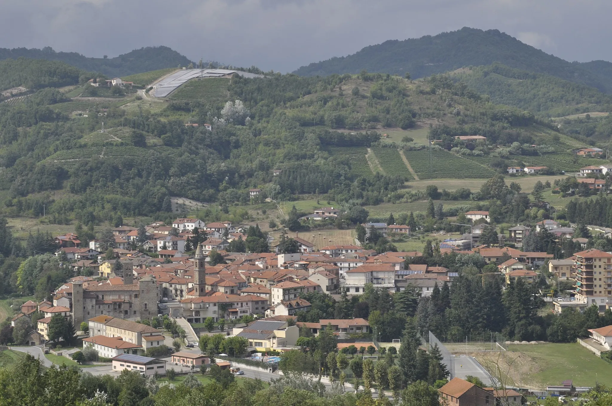 Photo showing: Vista d'insieme del concentrico di Monastero Bormida da Santa Libera