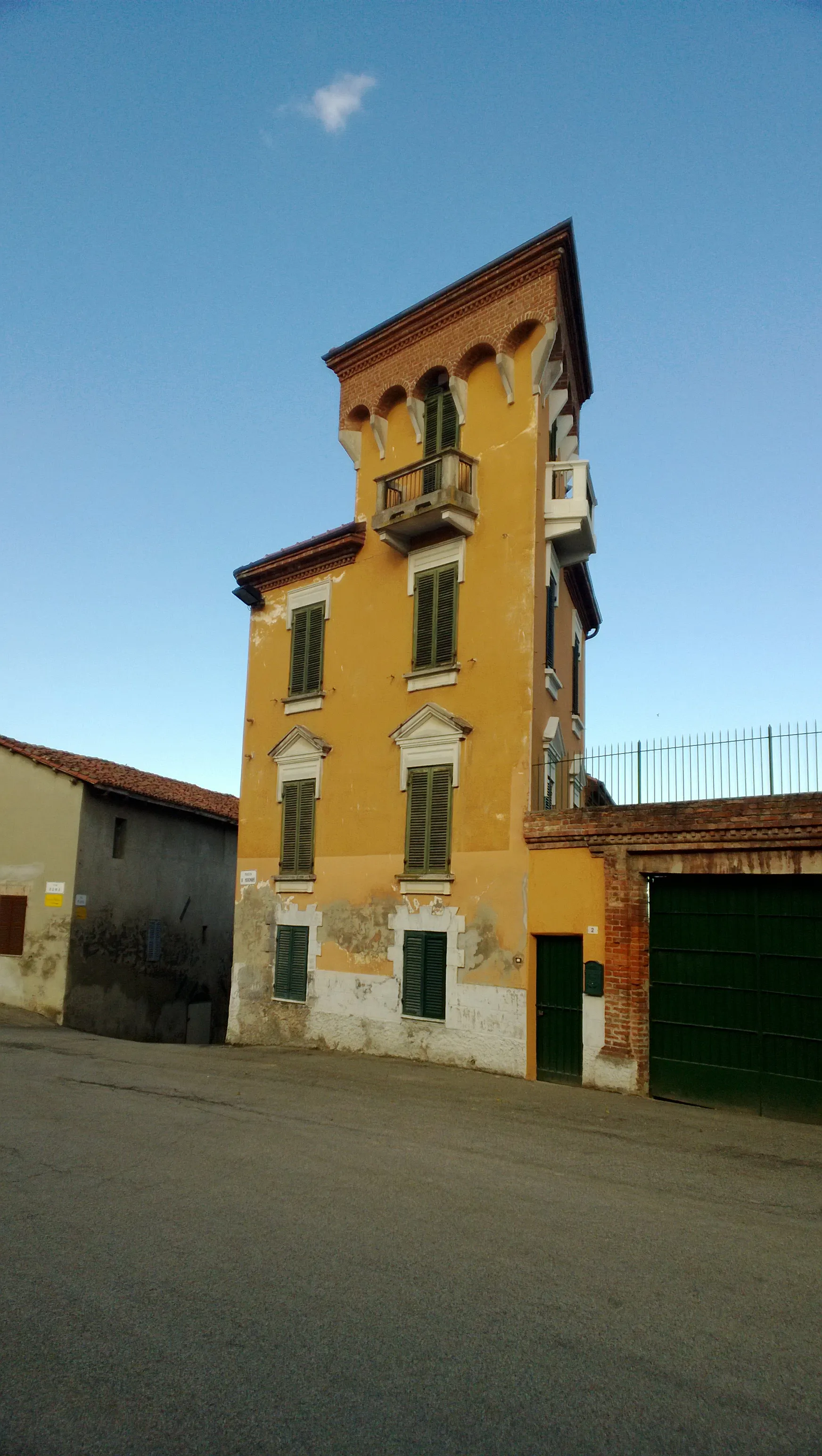 Photo showing: Palazzo antico a Villa San Secondo (AT), Italia.