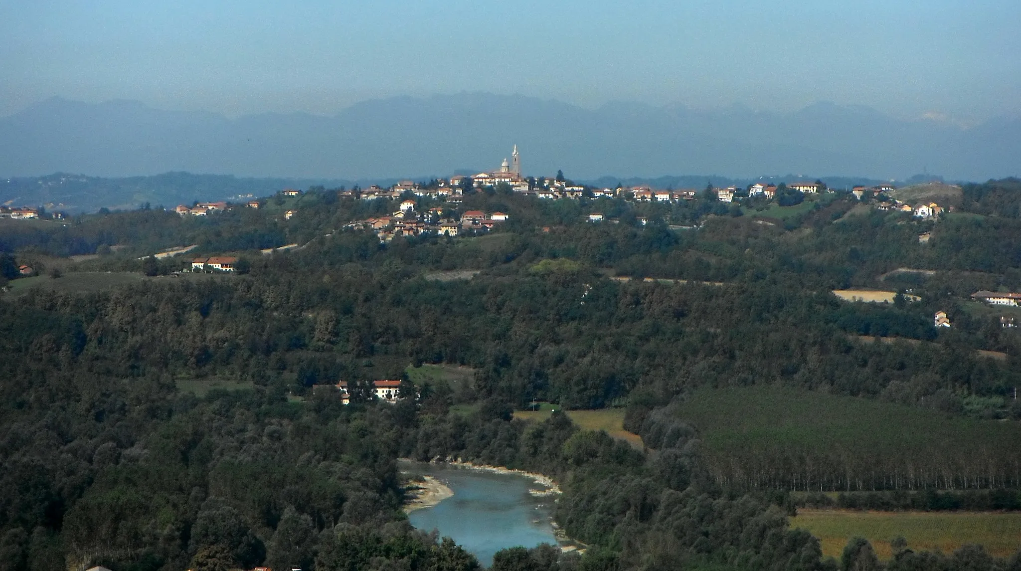 Photo showing: Il comune di Antignano (AT) sulle sue colline. In basso il fiume Tanaro.