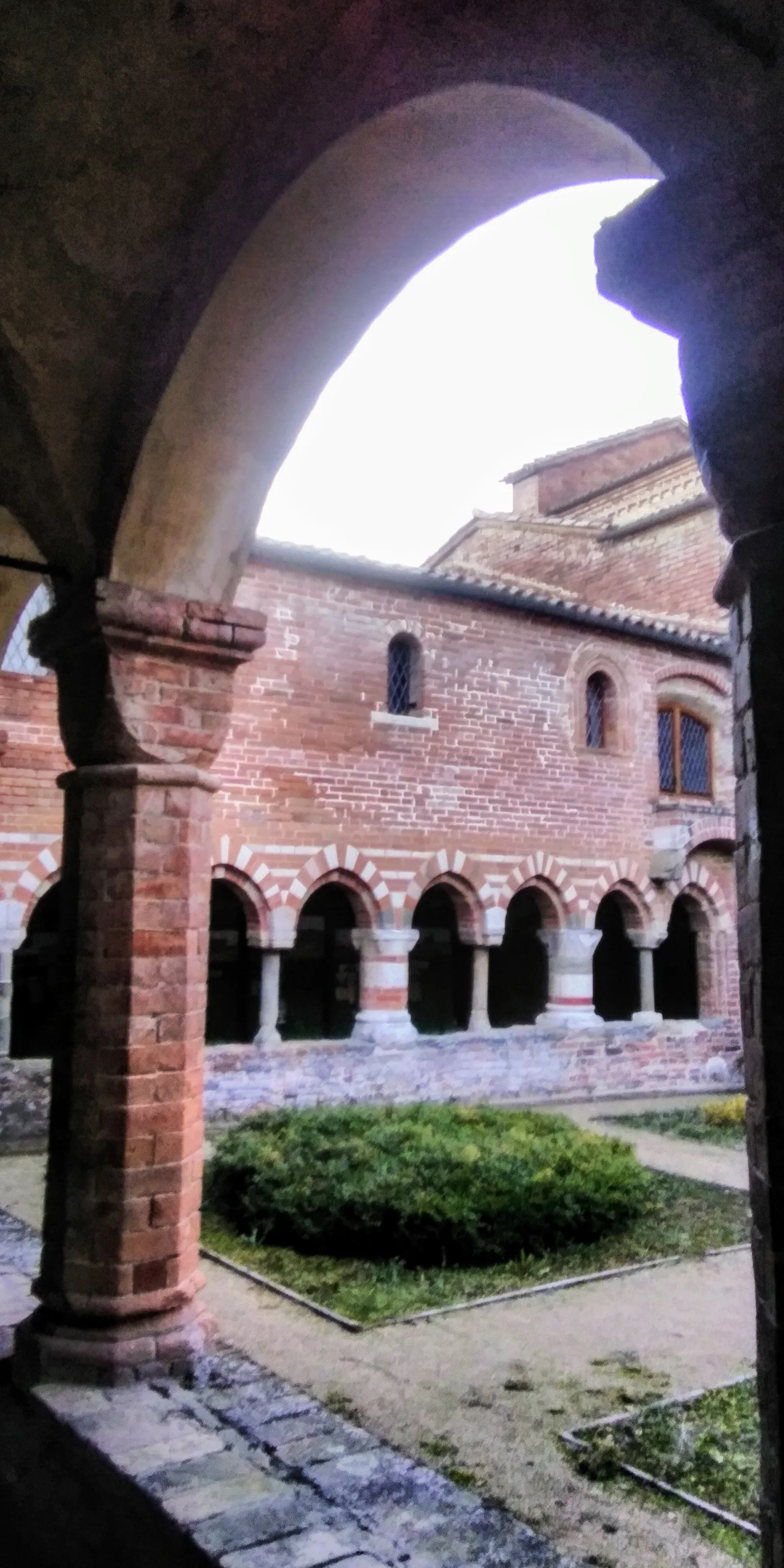 Photo showing: Vezzolano Abbey cloisters. Gothic-Romanesque style. Located in Albugnano, Piemonte