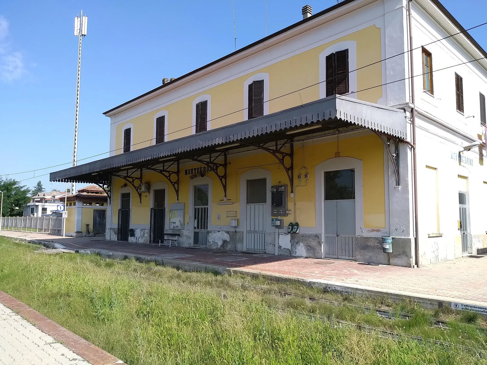 Photo showing: L'edificio della ex stazione ferroviaria, ora solo fermata, di Montegrosso d'Asti
