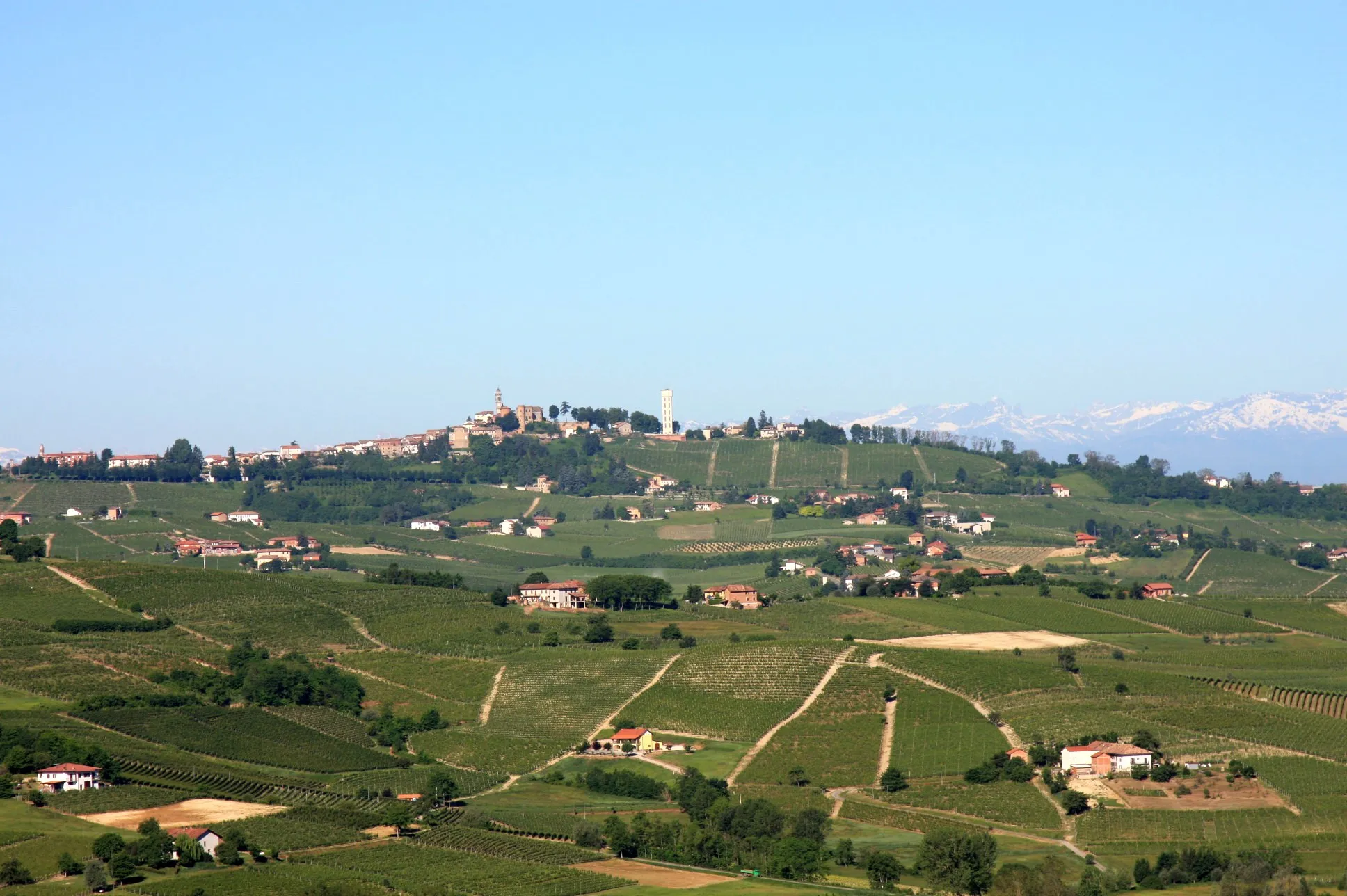 Photo showing: Calosso from San Marzano Oliveto, Piedmont, Italy
