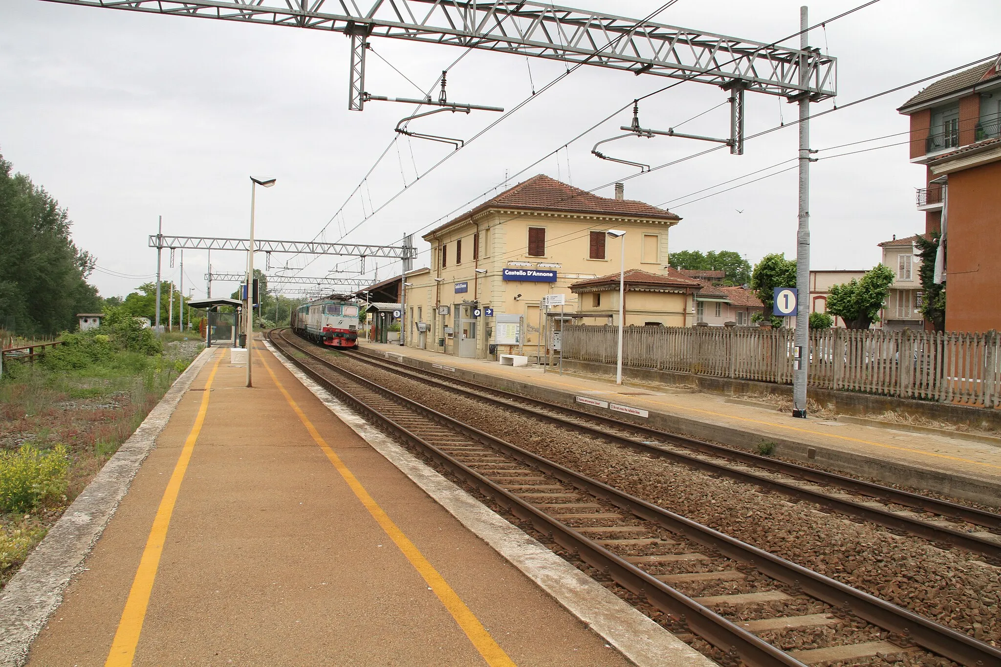 Photo showing: Treno merci con locomotiva E.633.111 in transito nella stazione di Castello d’Annone (AT), Italia.