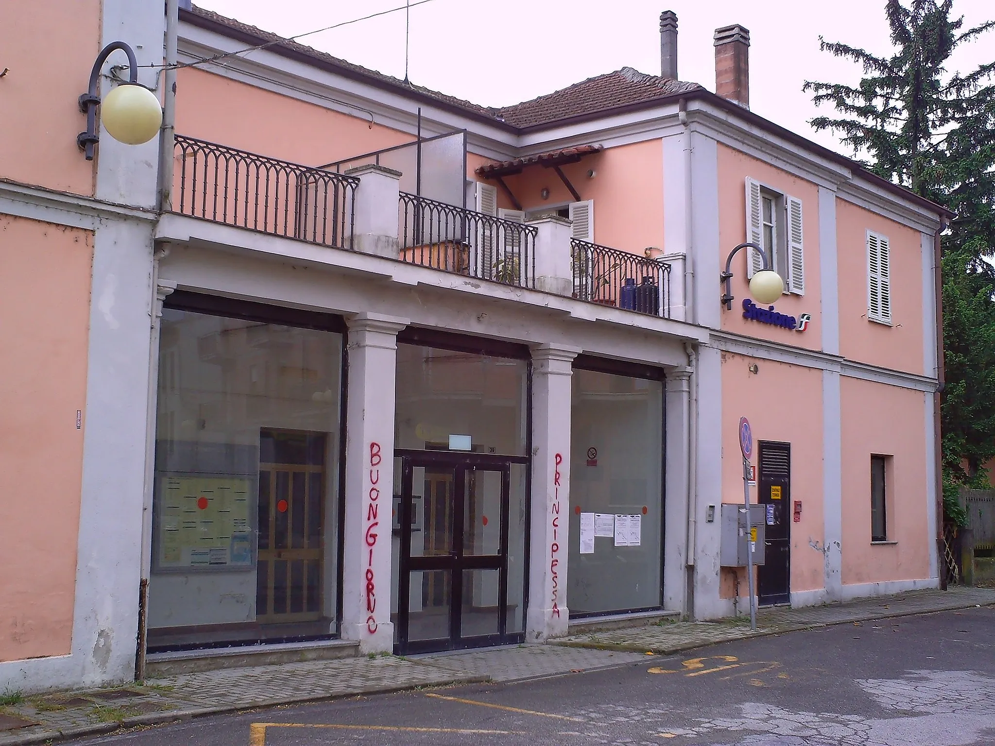 Photo showing: Facciata della stazione di Castagnole delle Lanze (AT), Italia.