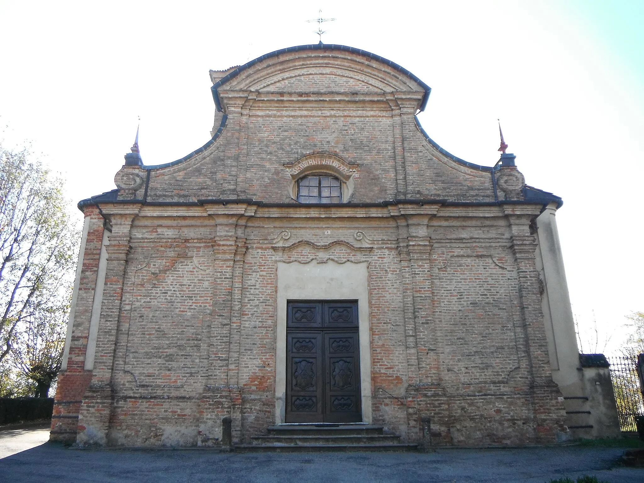 Photo showing: Facciata della chiesa parrocchiale di San Michele a Cerreto d'Asti (AT), Italia.