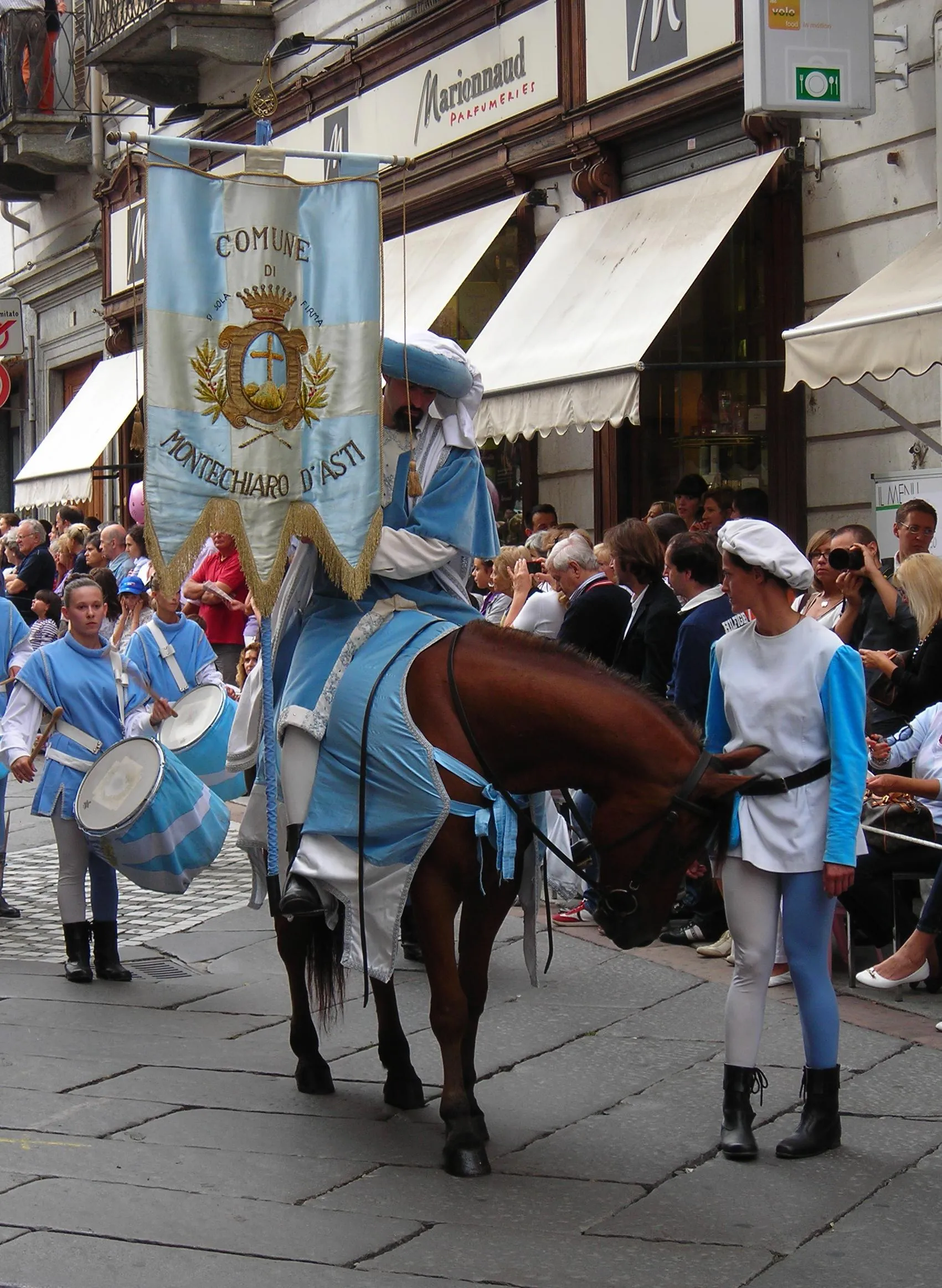 Photo showing: The historical parade of the Palio di Asti: comune of Montechiaro d'Asti.
