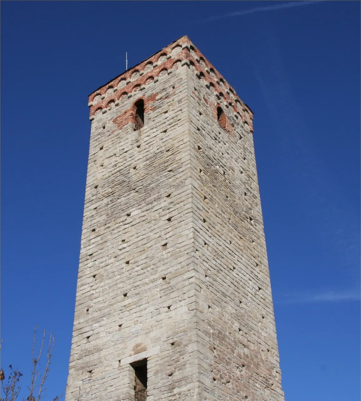 Photo showing: This 26m-high medieval watchtower is the last remaining fragment of an ancient, massive castle that was demolished in the early 17th century. With commanding views over the Belbo valley to the north and west, it once served an important military function. An internal staircase was added in the restoration that was completed in 2004.