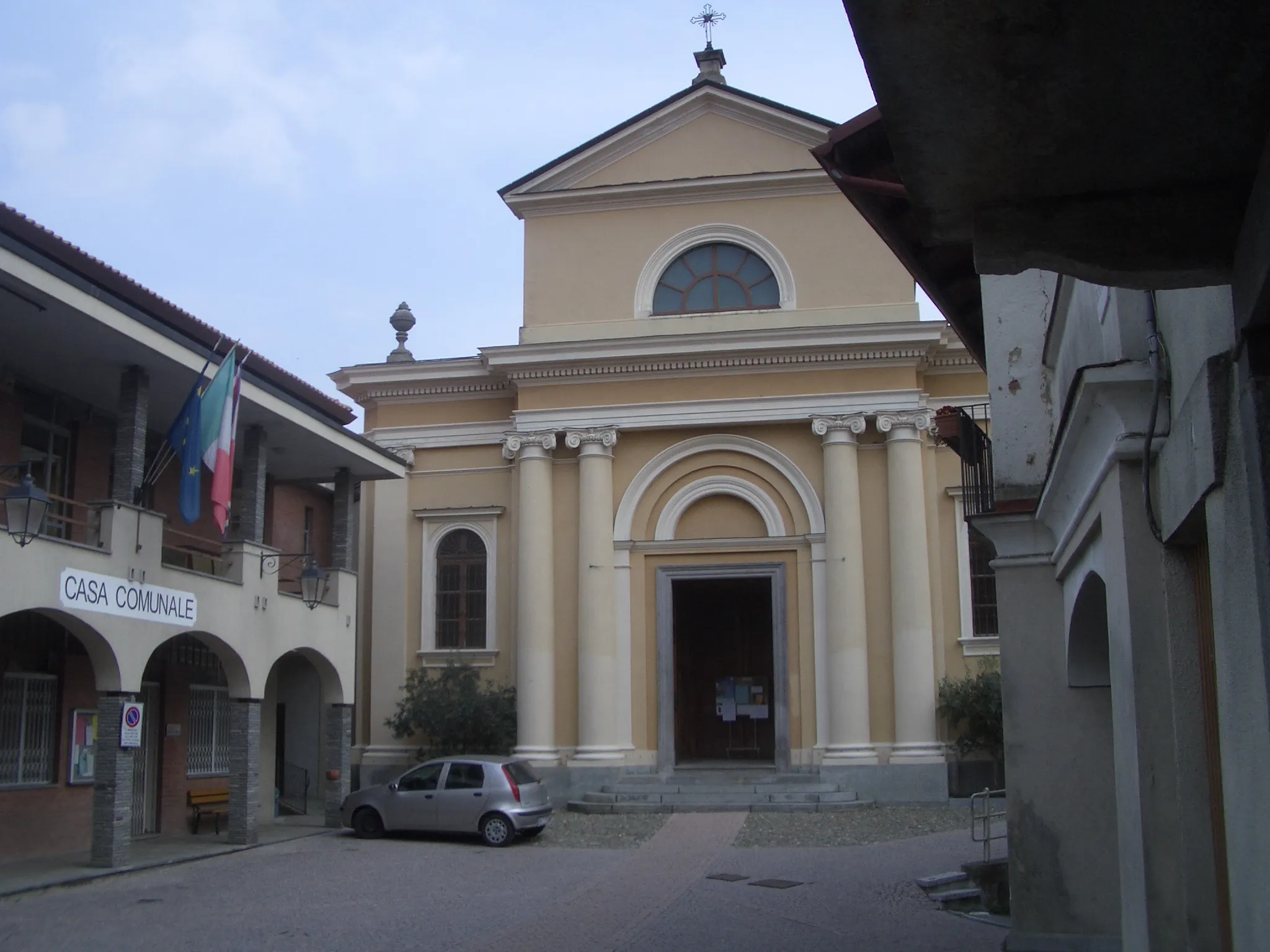 Photo showing: Netro, A square with the Town-Hall and the Parish Church