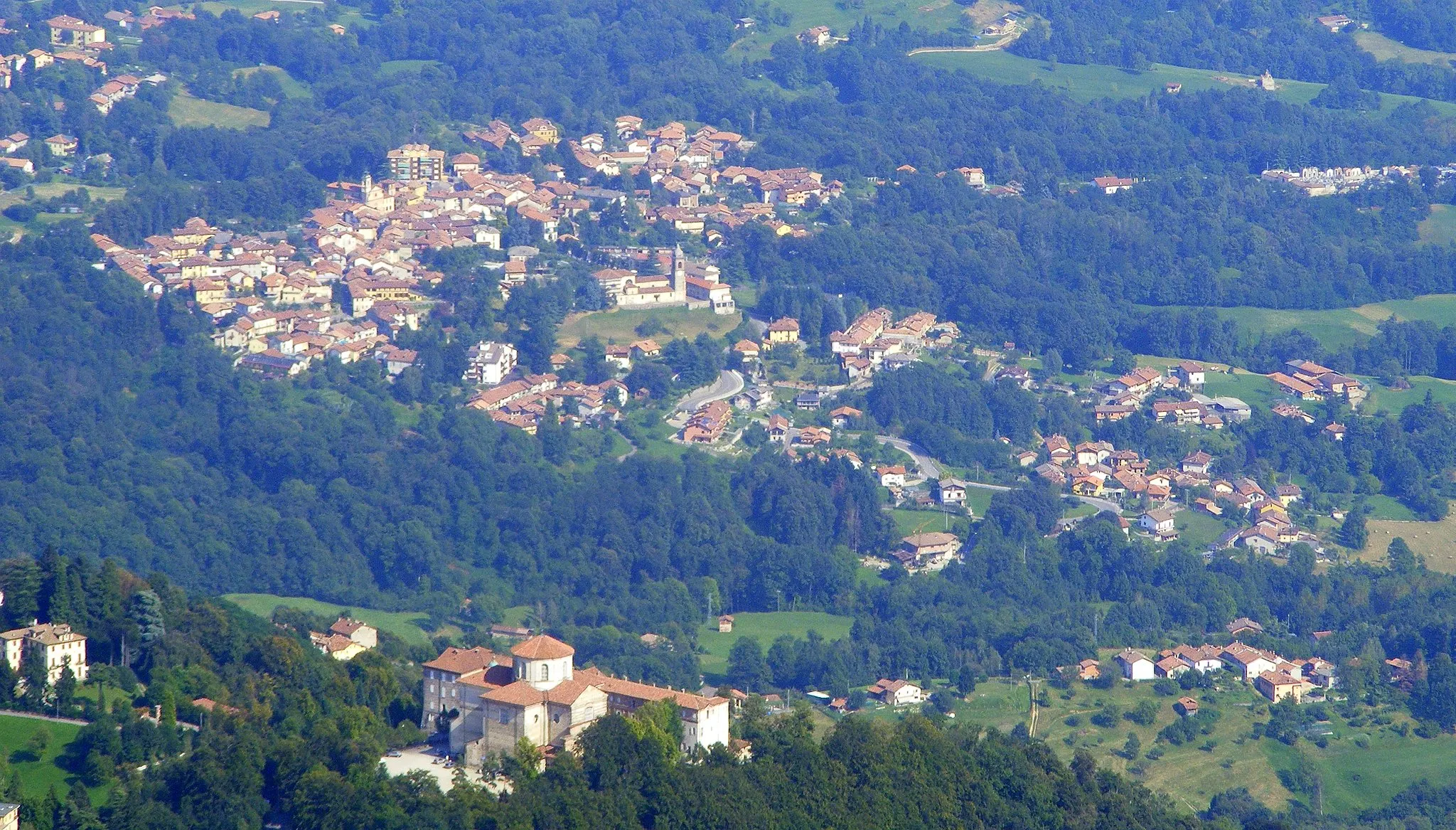 Photo showing: Graglia (BI, Italy): panorama from Alpe Amburnero - in the foreground the sanctuary of Madonna di Loreto