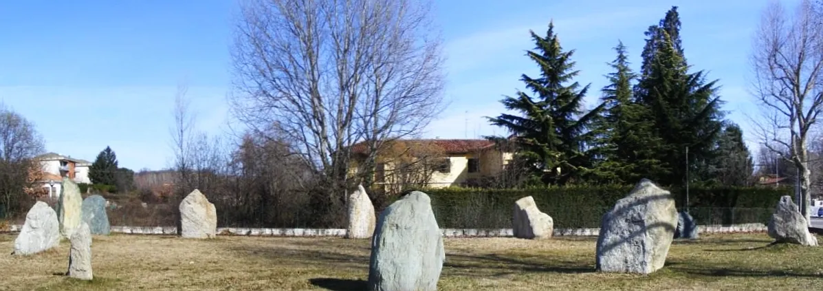 Photo showing: Cavaglia (BI, Italy): menhir circle