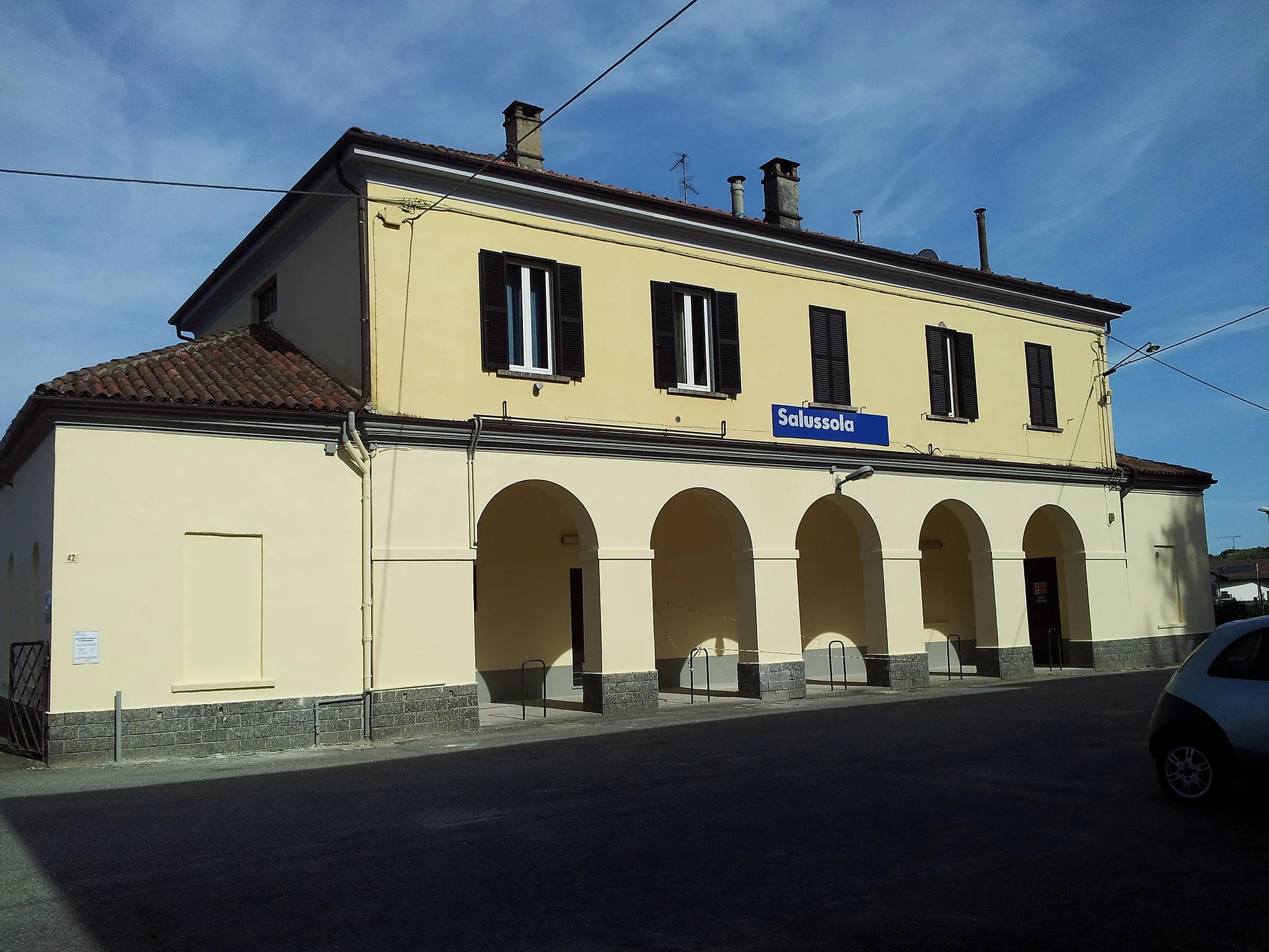 Photo showing: Stazione lato strada.