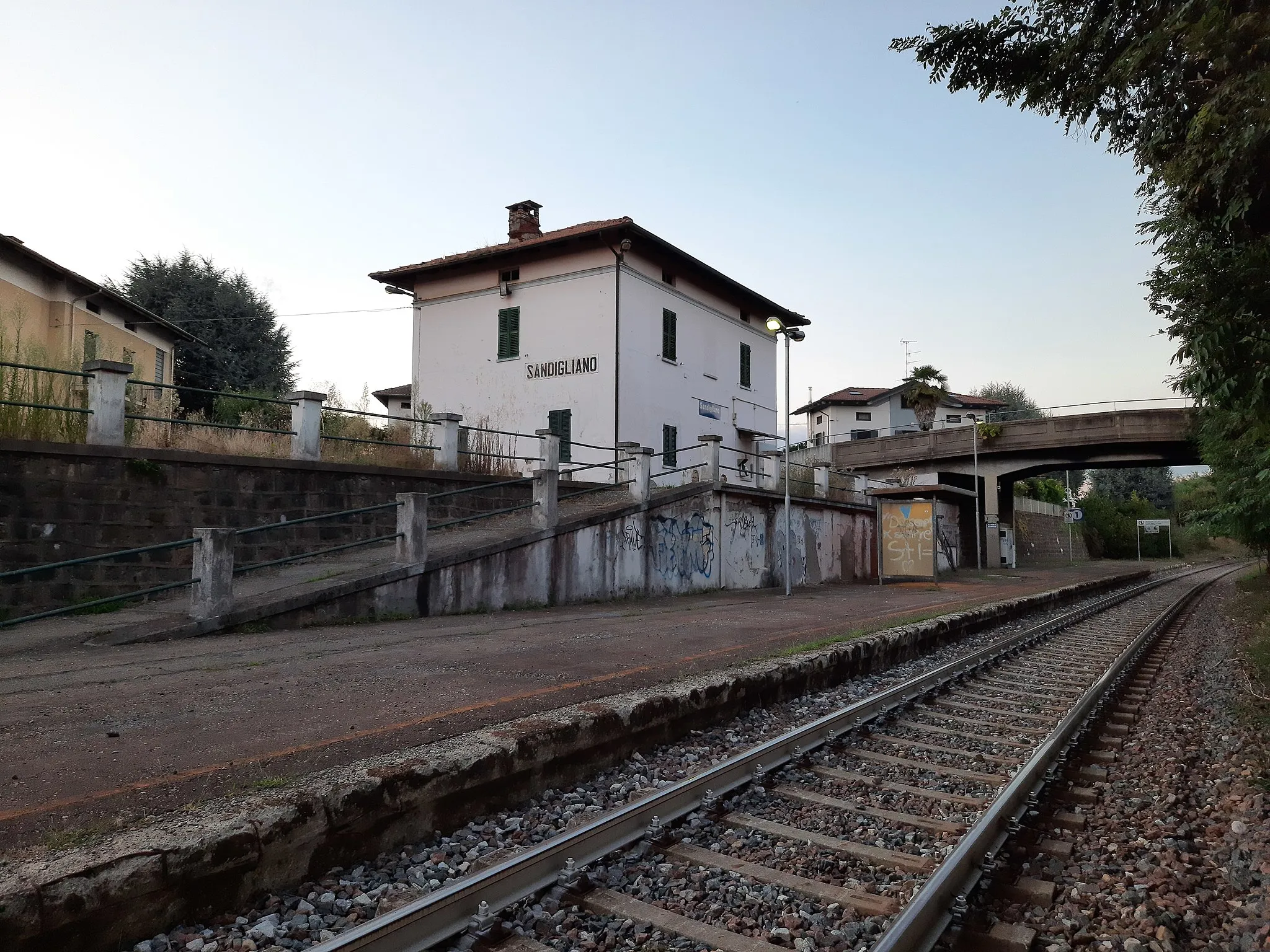 Photo showing: Fermata lato binari, direzione Biella