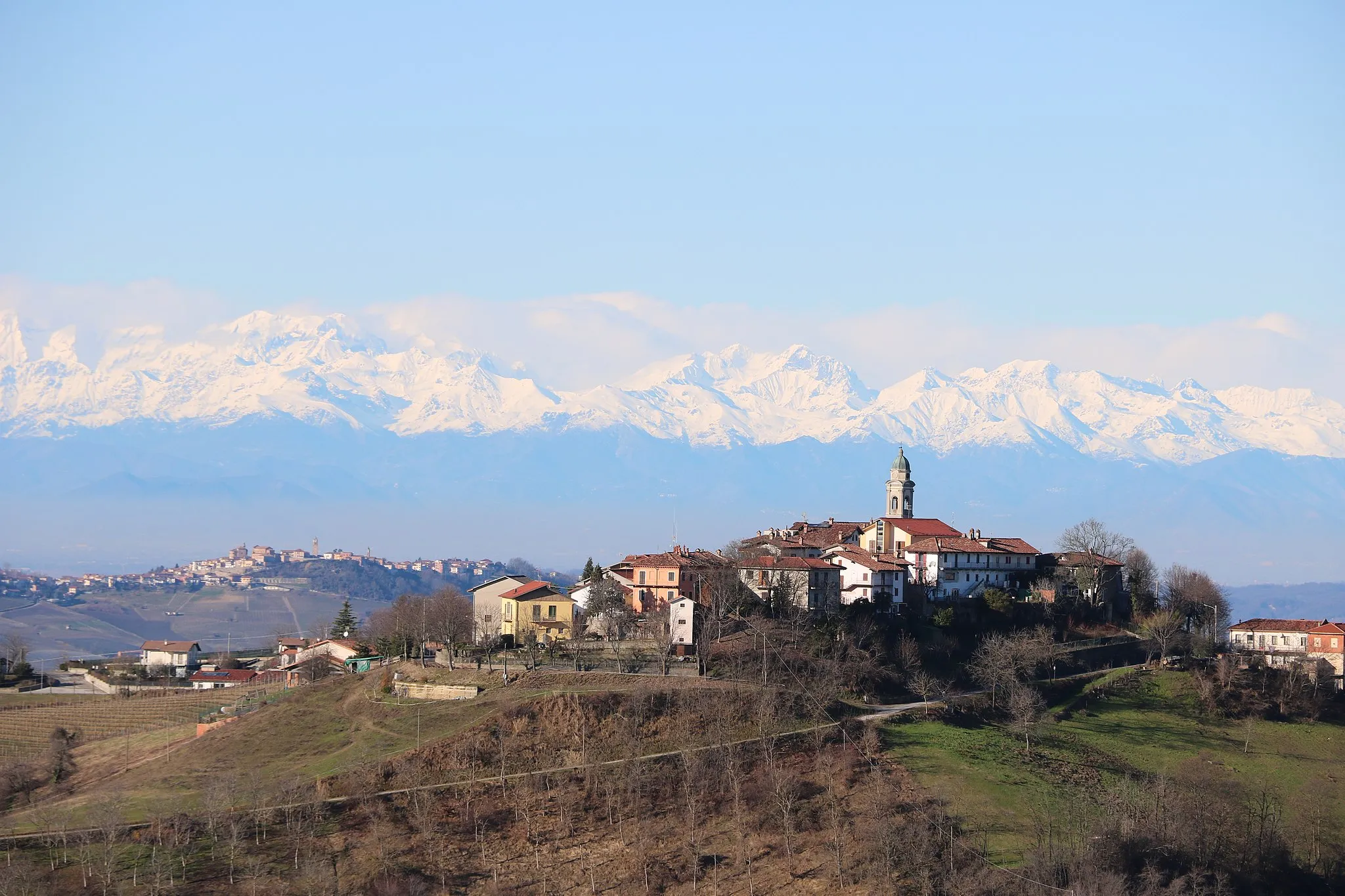 Photo showing: The small village of Roddino, in the Langhe area, photographed from the neighbouring village of Cissone.