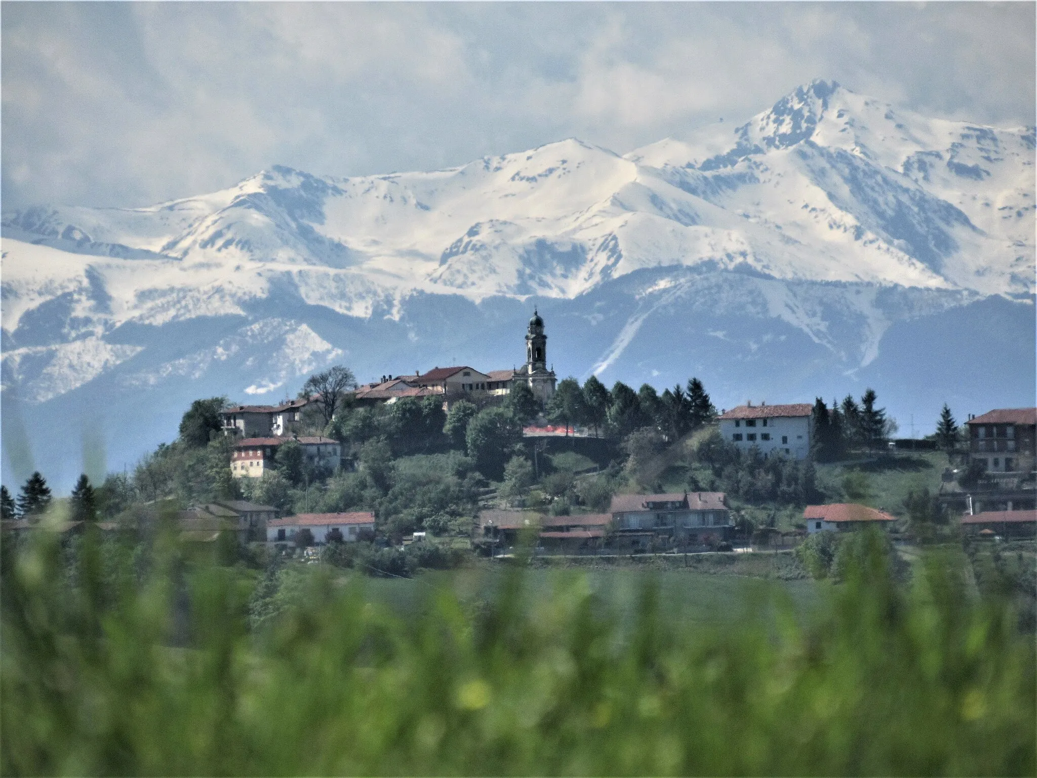 Photo showing: The small village of Roddino, in the Langhe area, photographed from the neighbouring village of Sinio.