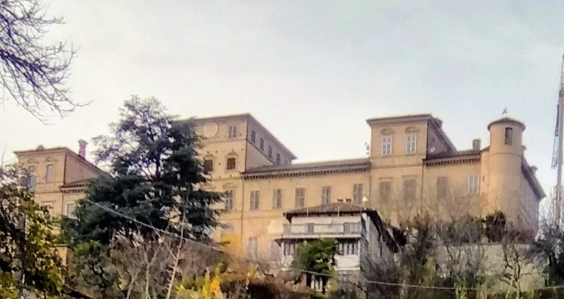 Photo showing: Cropped panorama of Magliano Alfieri castello