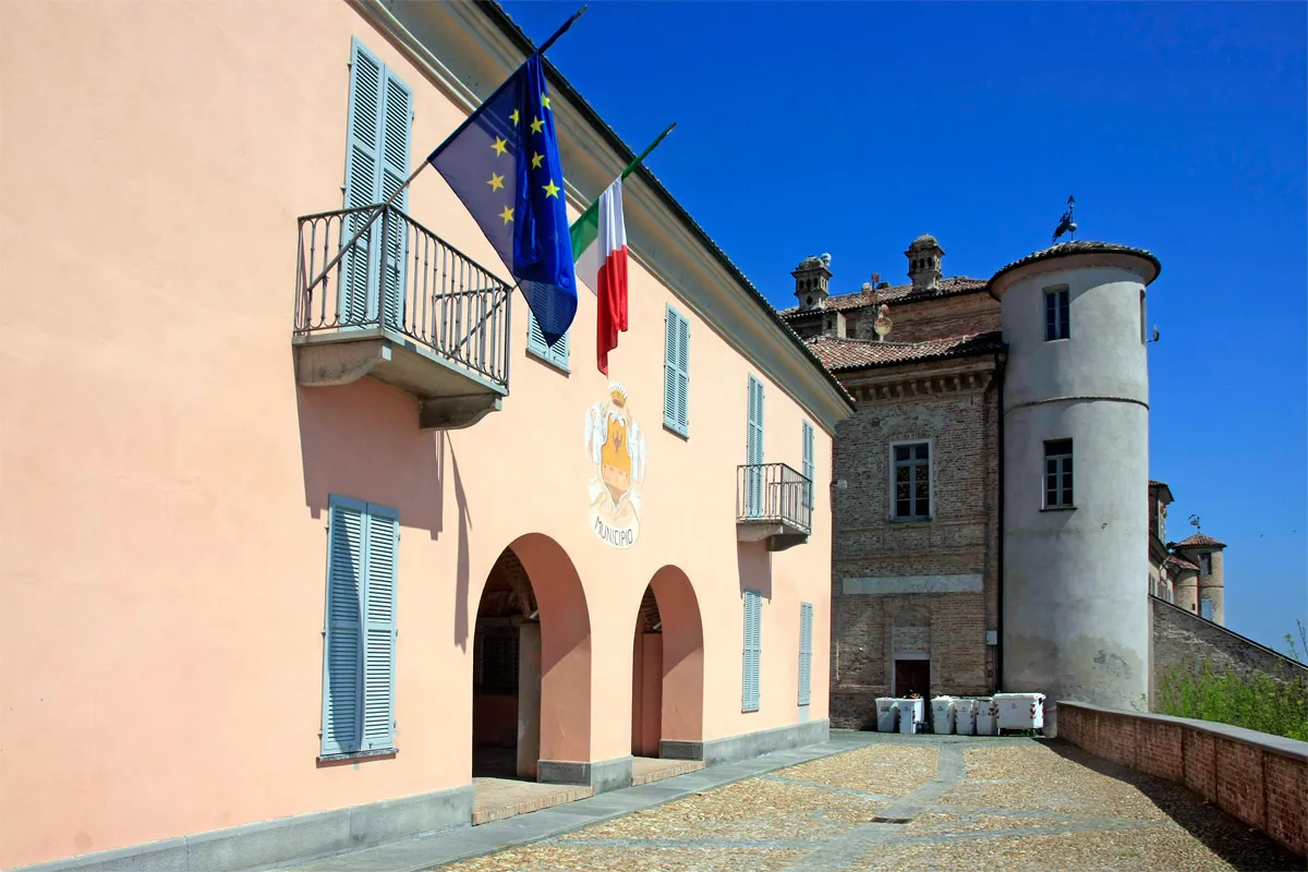 Photo showing: Municipio e castello di Magliano Alfieri