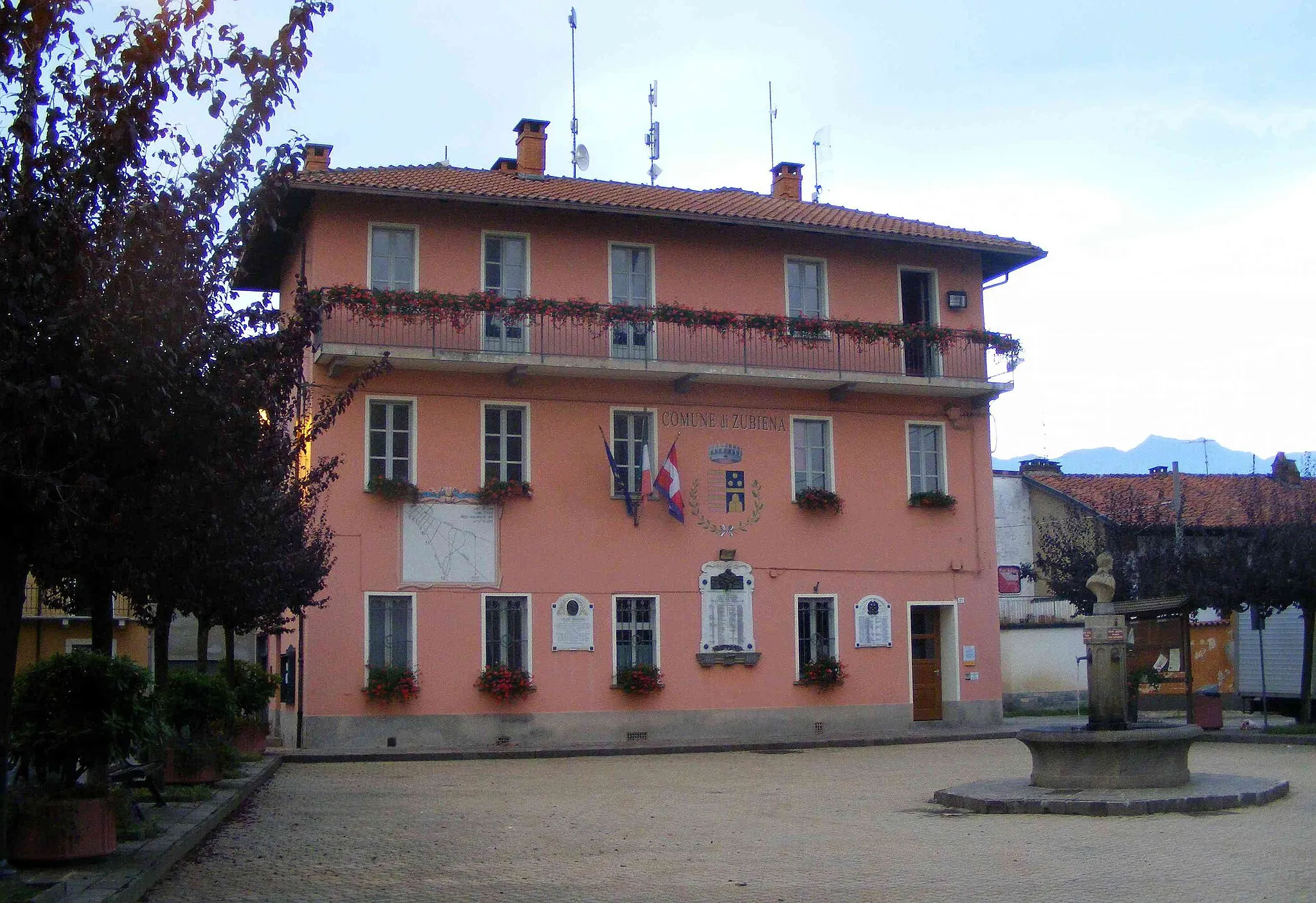 Photo showing: Zubiena (BI): il municipio