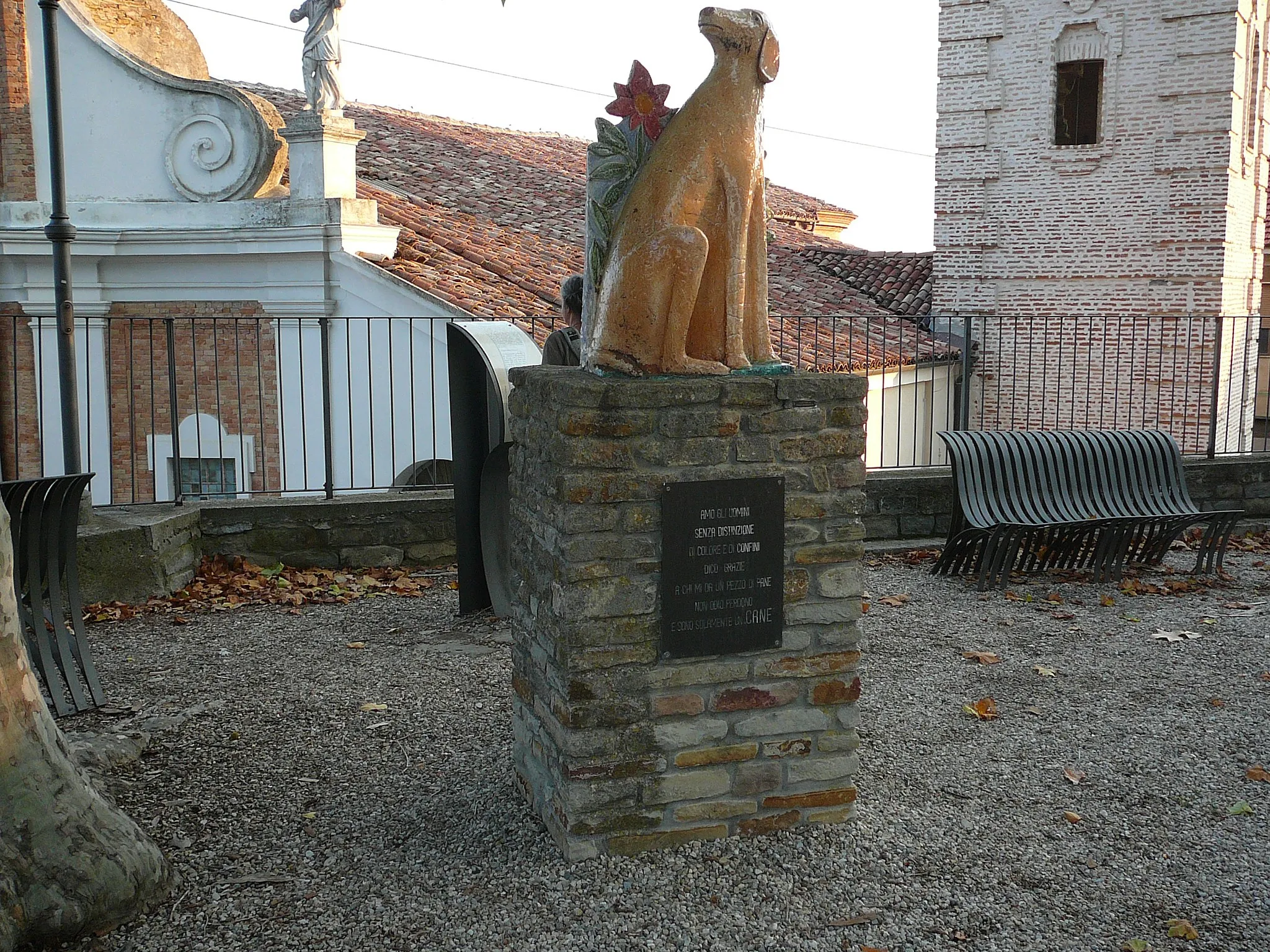 Photo showing: Monumento al cane bastardino, trovatello e in dialetto piemontese "tabui"