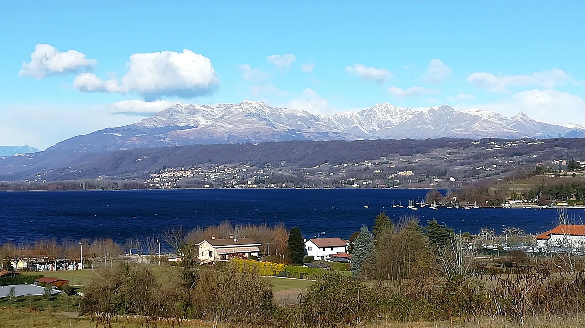 Photo showing: suggestiva foto del lago e di Viverone adagiato sulla collina morenica della Serra molto blu, la mattina del 8-12-2017, visto da Morzano di Roppolo (BI) sulla SP41