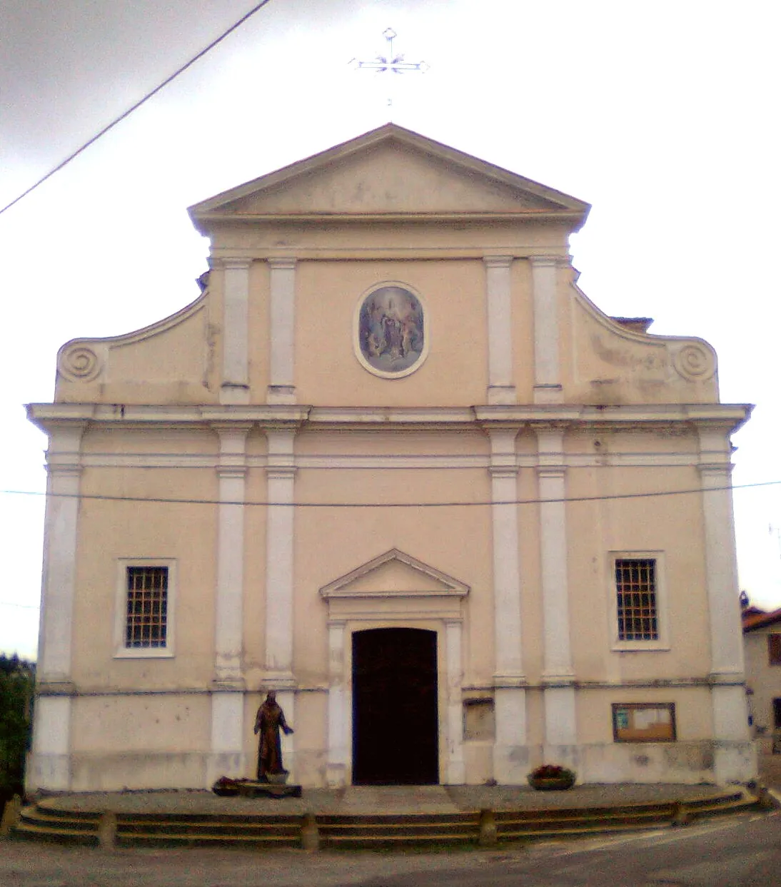 Photo showing: Chiesa di Santa Maria Assunta costruita in stile tardo barocco,con statua di San Pio sul sagrato e presente nella piazza di Viverone paese.