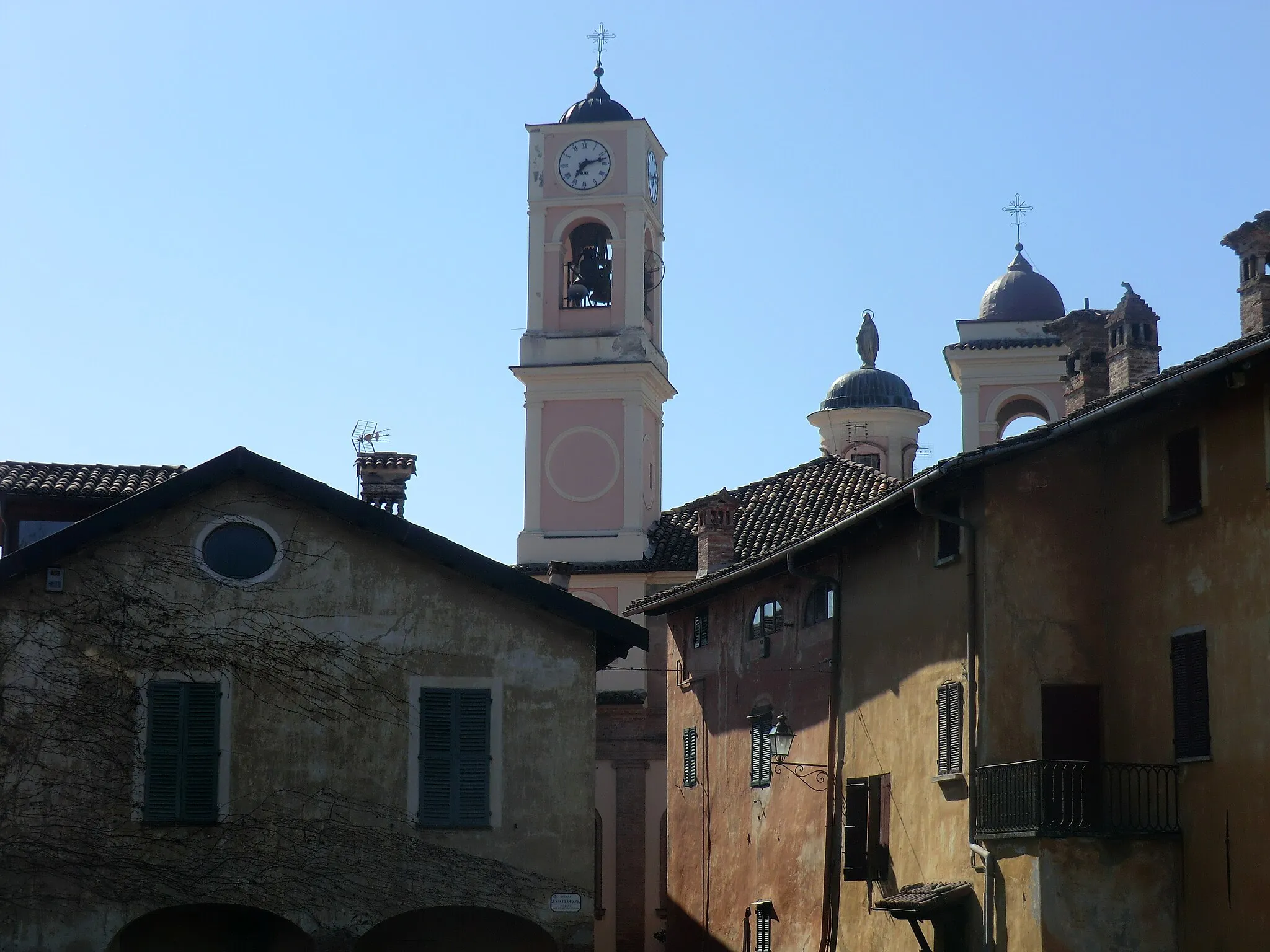 Photo showing: Monchiero (Cuneo): Monchiero alto ed il Santuario della Mandonna del Rosario