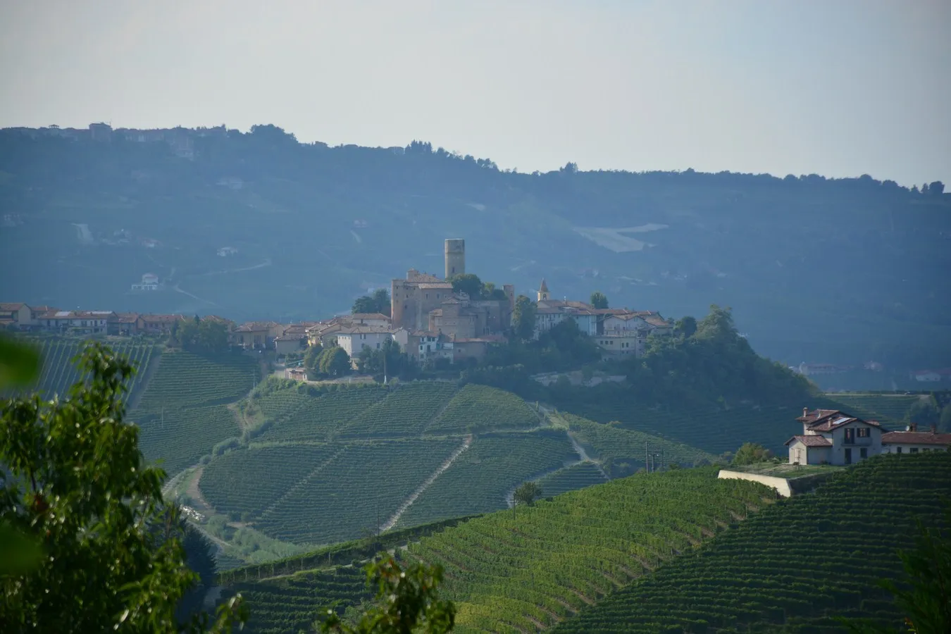 Photo showing: View on Sinio (Italy, Piemonte 2015) from Serralunga d'Alba (?)