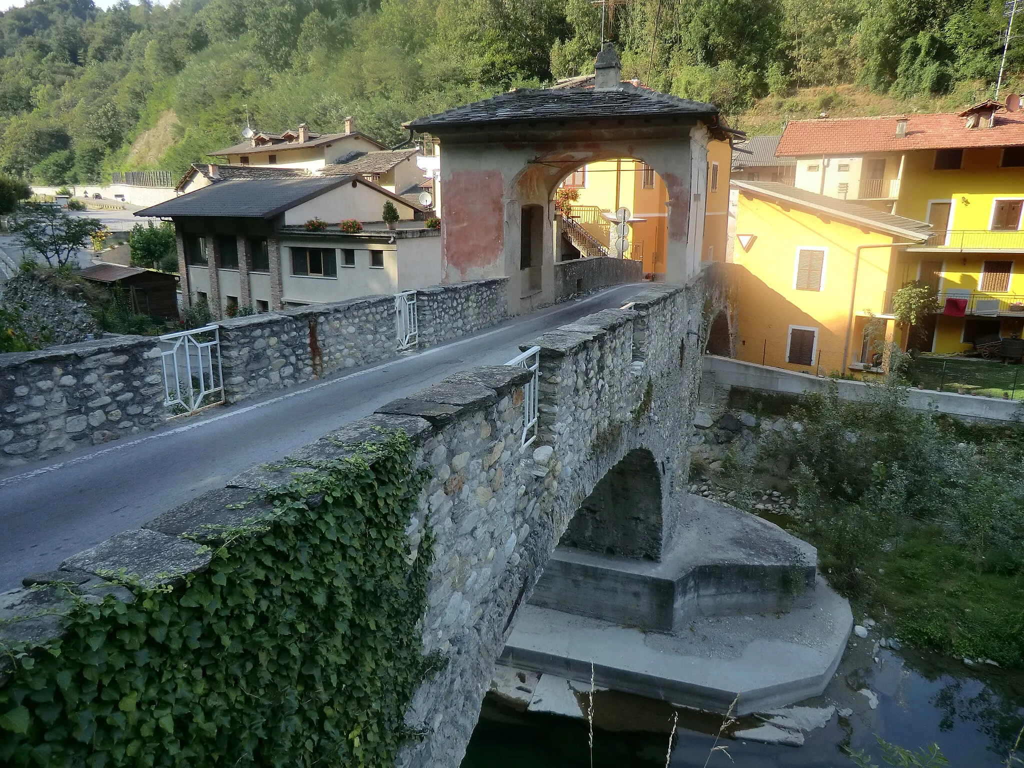 Photo showing: Cartignano: ponte sul Maira (1800 circa) e cappella votiva (1835)