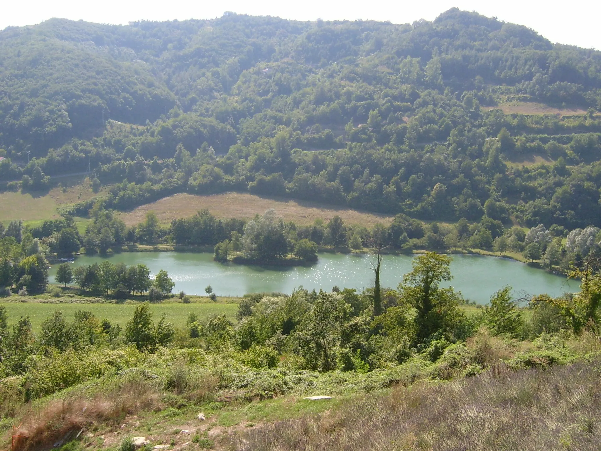 Photo showing: Fotografia del lago di San Benedetto Belbo, estate 2003