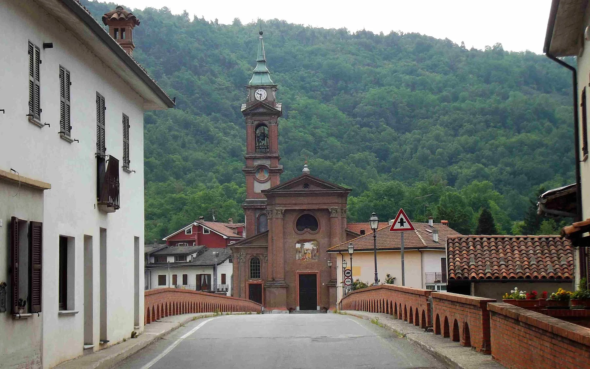 Photo showing: Nucetto (CN, Italy): parish church and bridge on the Tanaro river