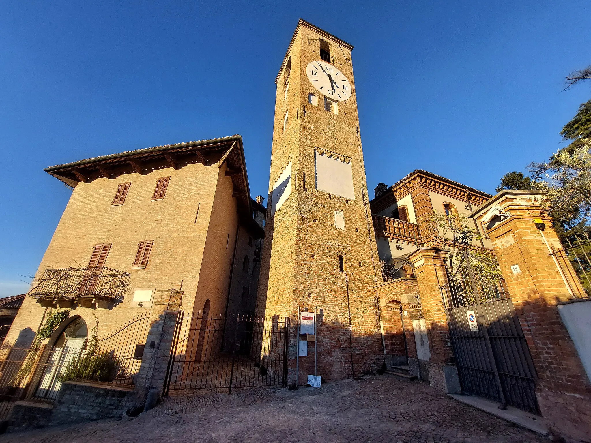 Photo showing: Neive - Torre dell'orologio