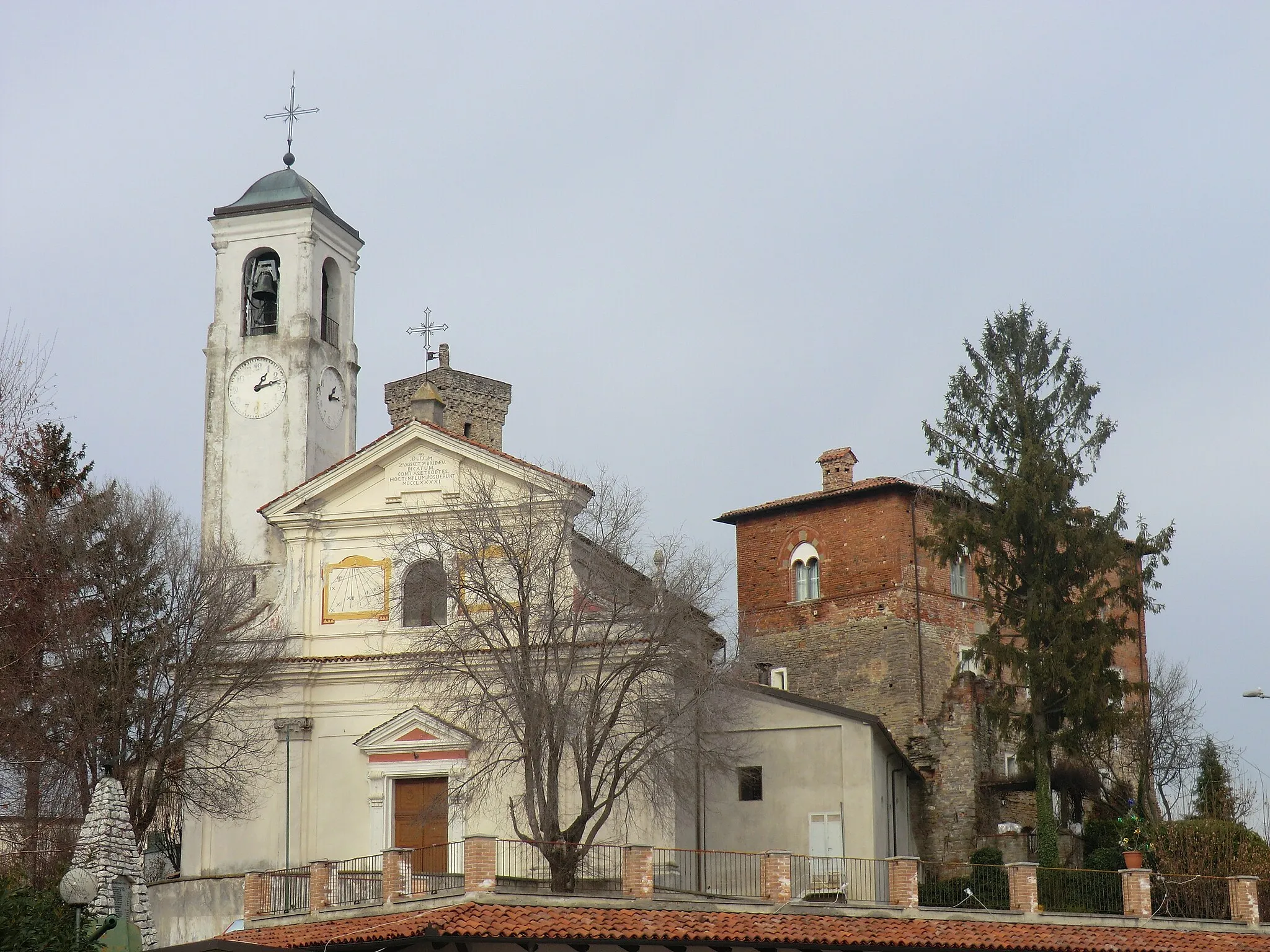Photo showing: Rocca Cigliè (Cuneo): chiesa parrocchiale di Santa Brigida (XVIII sec) e castello dei conti Capris (XIV sec)