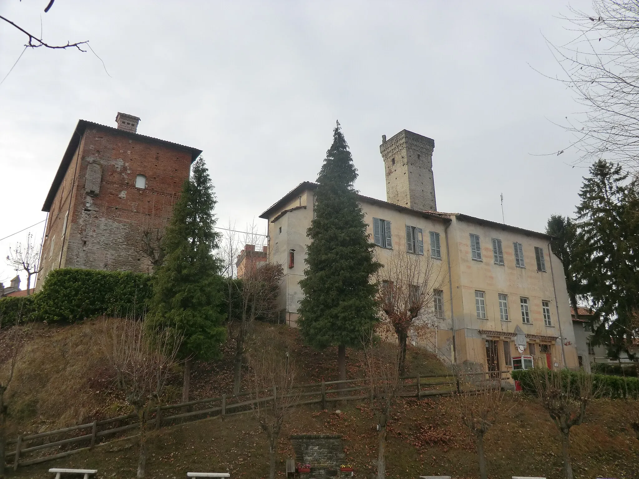 Photo showing: Rocca Cigliè (Cuneo): castello dei Conti Capris (a sinistra) (XIV sec), scuola/ufficio postale e torre