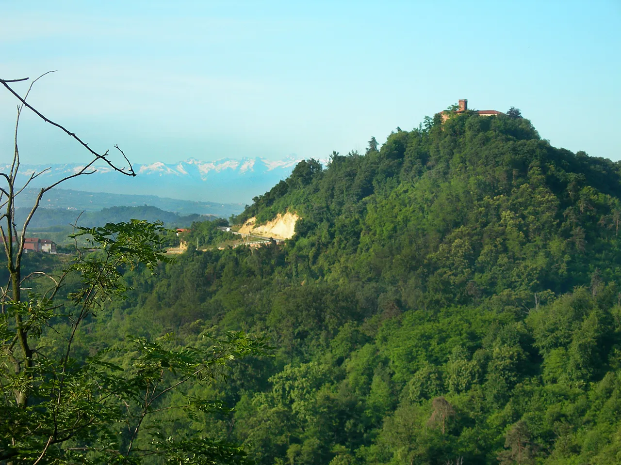 Photo showing: Il castello di Monteu Roero visto da Santo Stefano Roero (the Castle of Monteu Roero view from Santo Stefano Roero