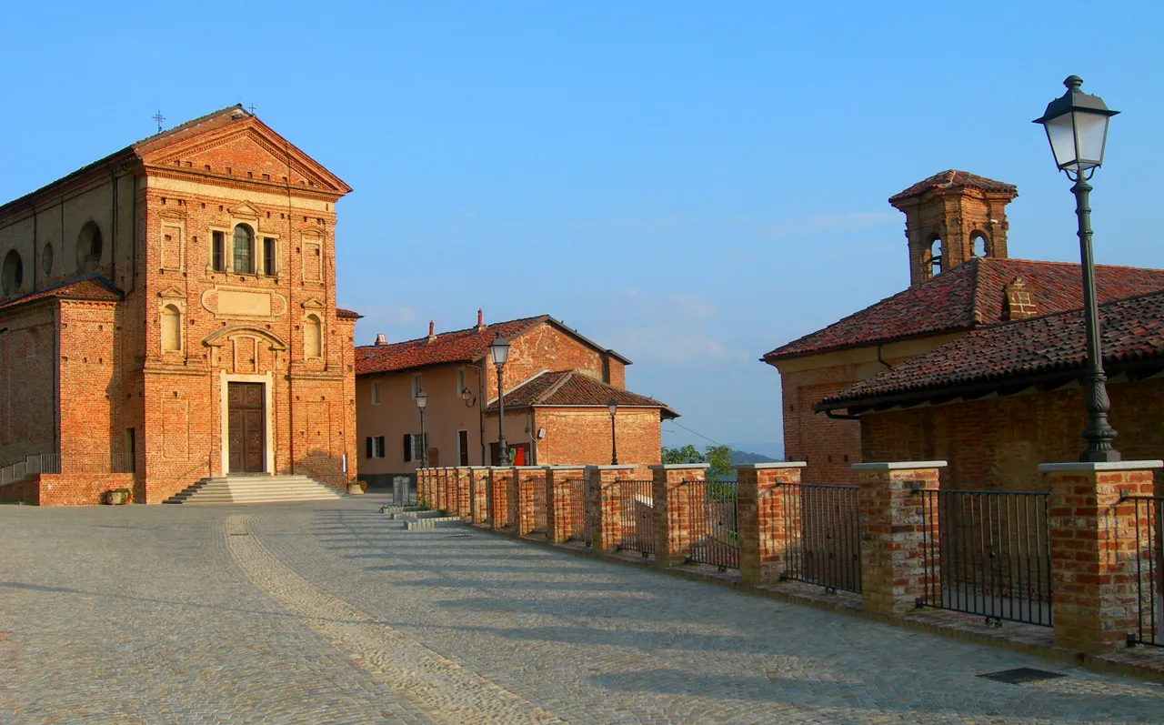 Photo showing: Il centro storico di Santo Stefano Roero, con la chiesa parrocchiale di Santa Maria del Podio (the center of Santo Stefano Roero, with the Church of Santa Maria del Podio)