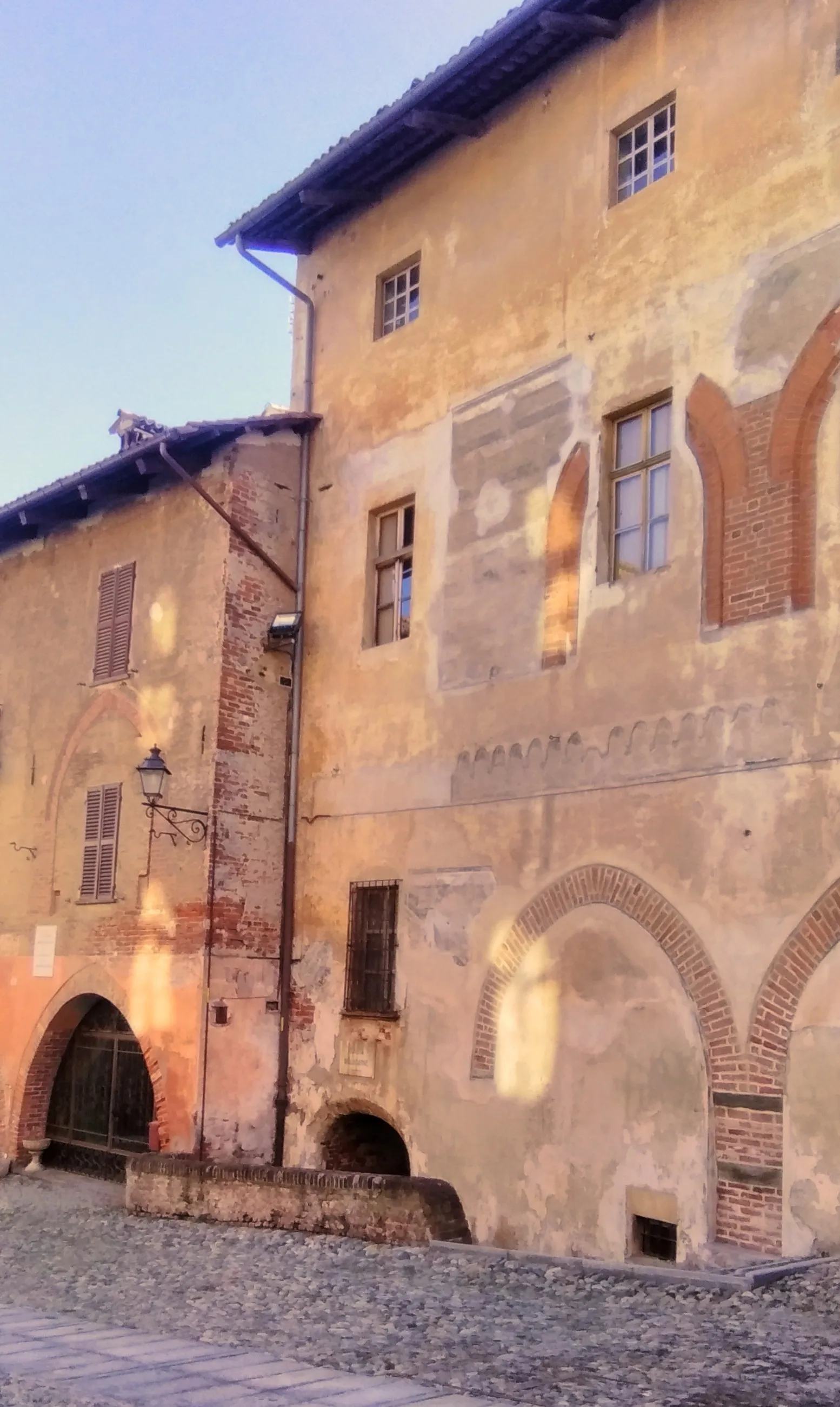 Photo showing: Medieval buildings in Saluzzo's old sector