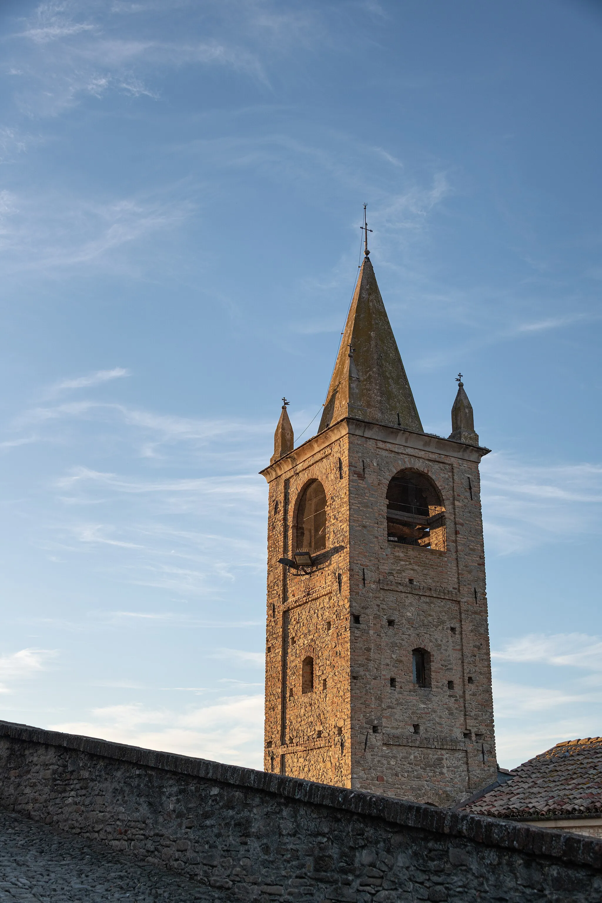 Photo showing: Torre di chiesa sconsacrata - Serralunga d'Alba, Cuneo, Italia