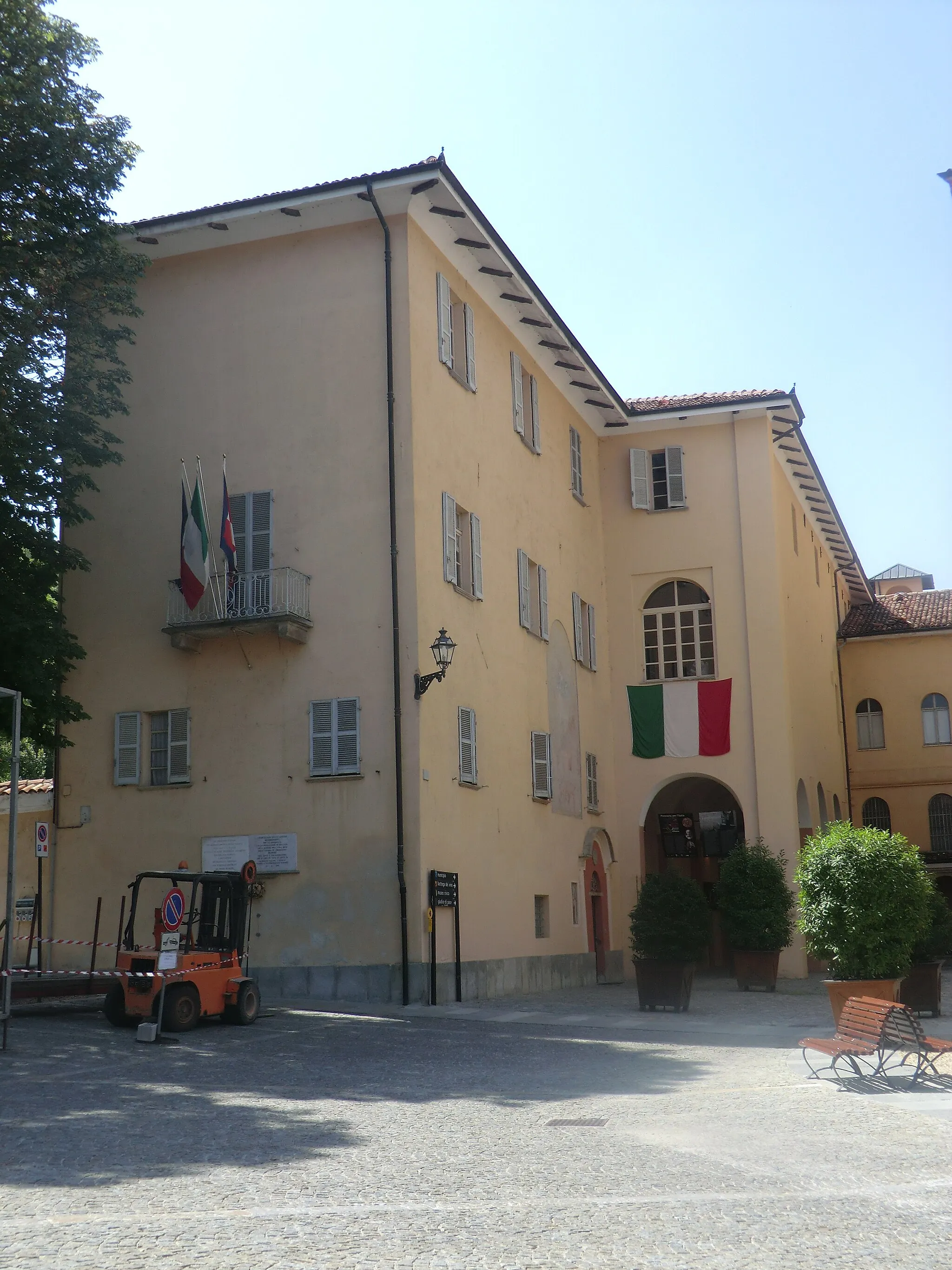 Photo showing: Dogliani: city hall.