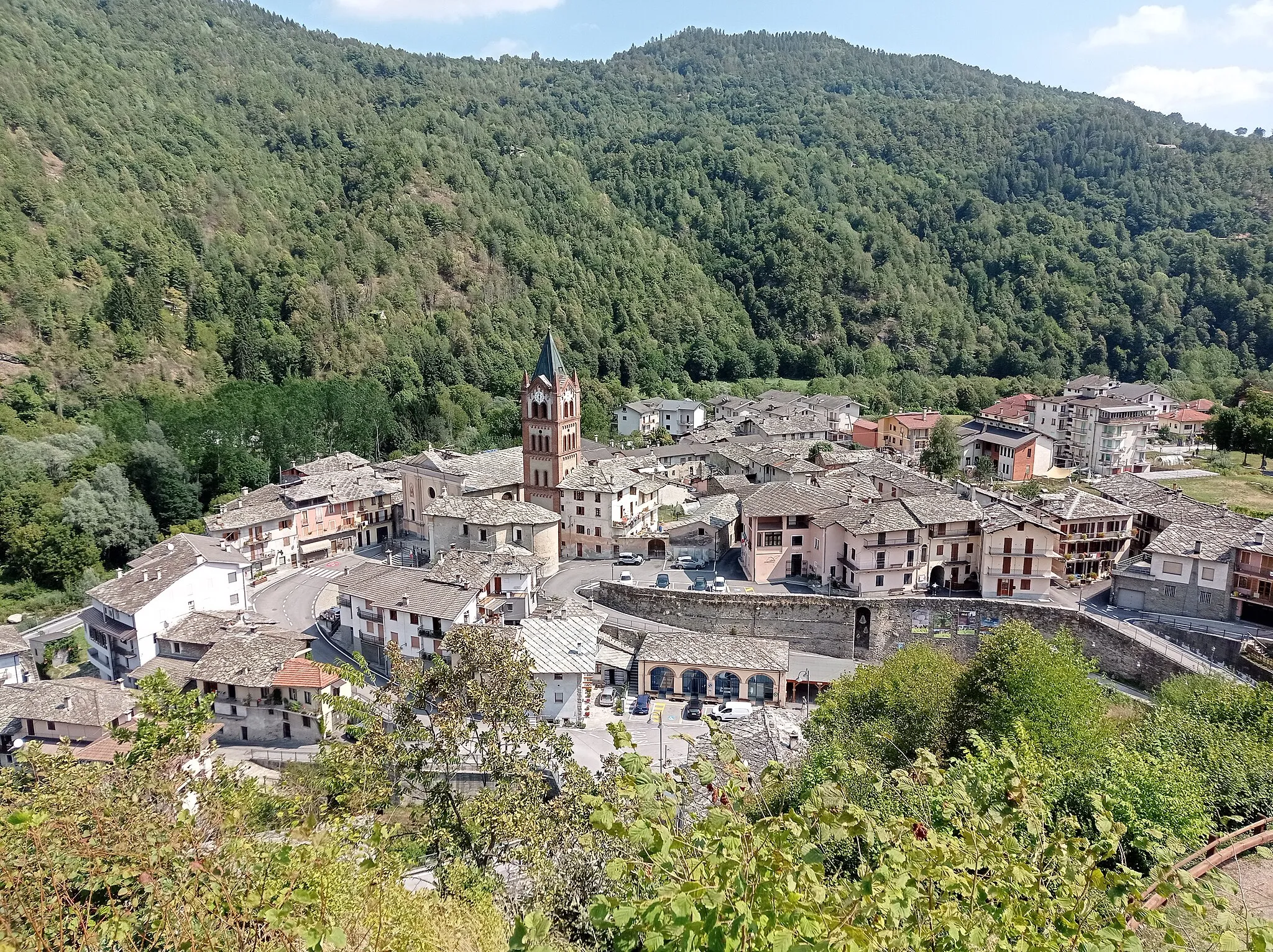 Photo showing: Melle seen from the big bench #141 just above the village.