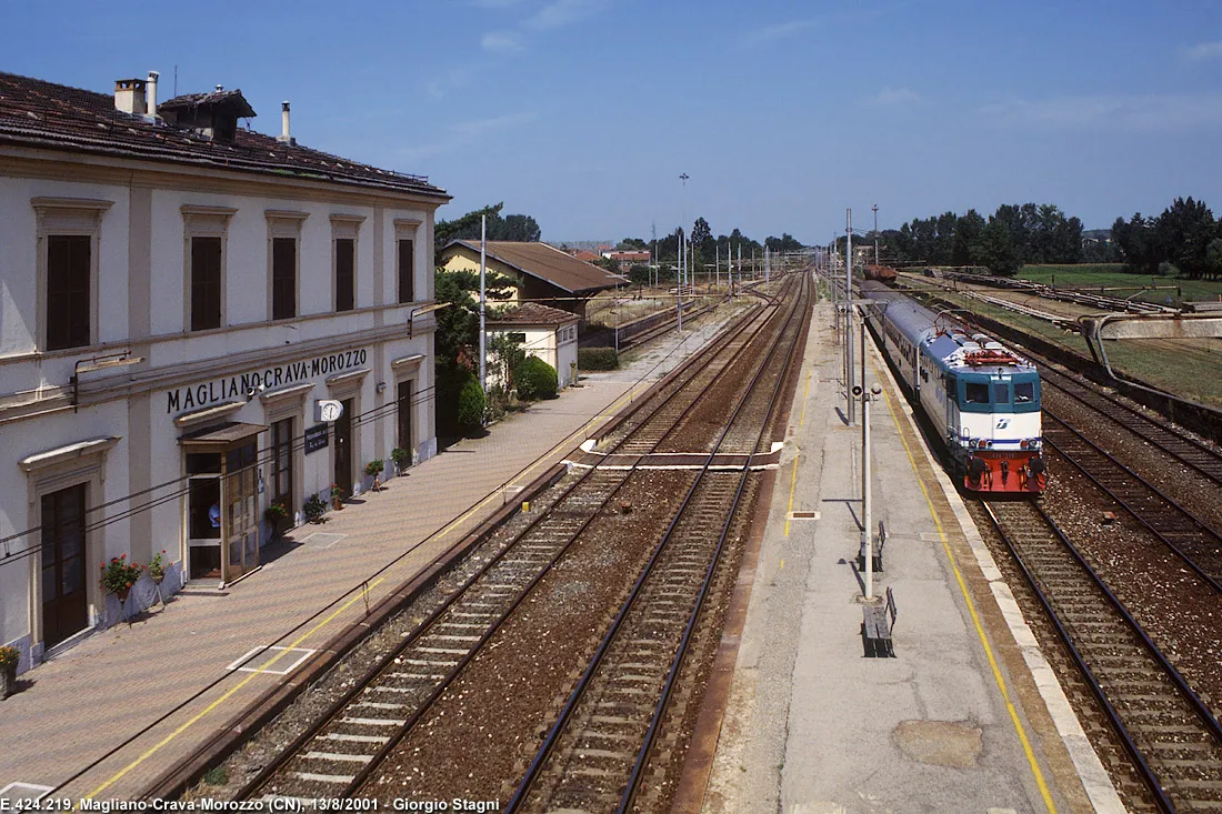 Photo showing: La stazione ferroviaria di Magliano-Crava-Morozzo. Sul terzo binario è in sosta un treno regionale trainato dalla locomotiva E.424.219.