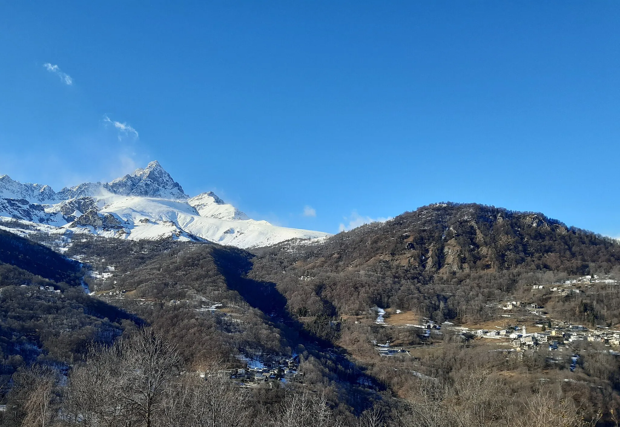 Photo showing: Panorama di Oncino (Cn) capoluogo ai piedi del Monviso