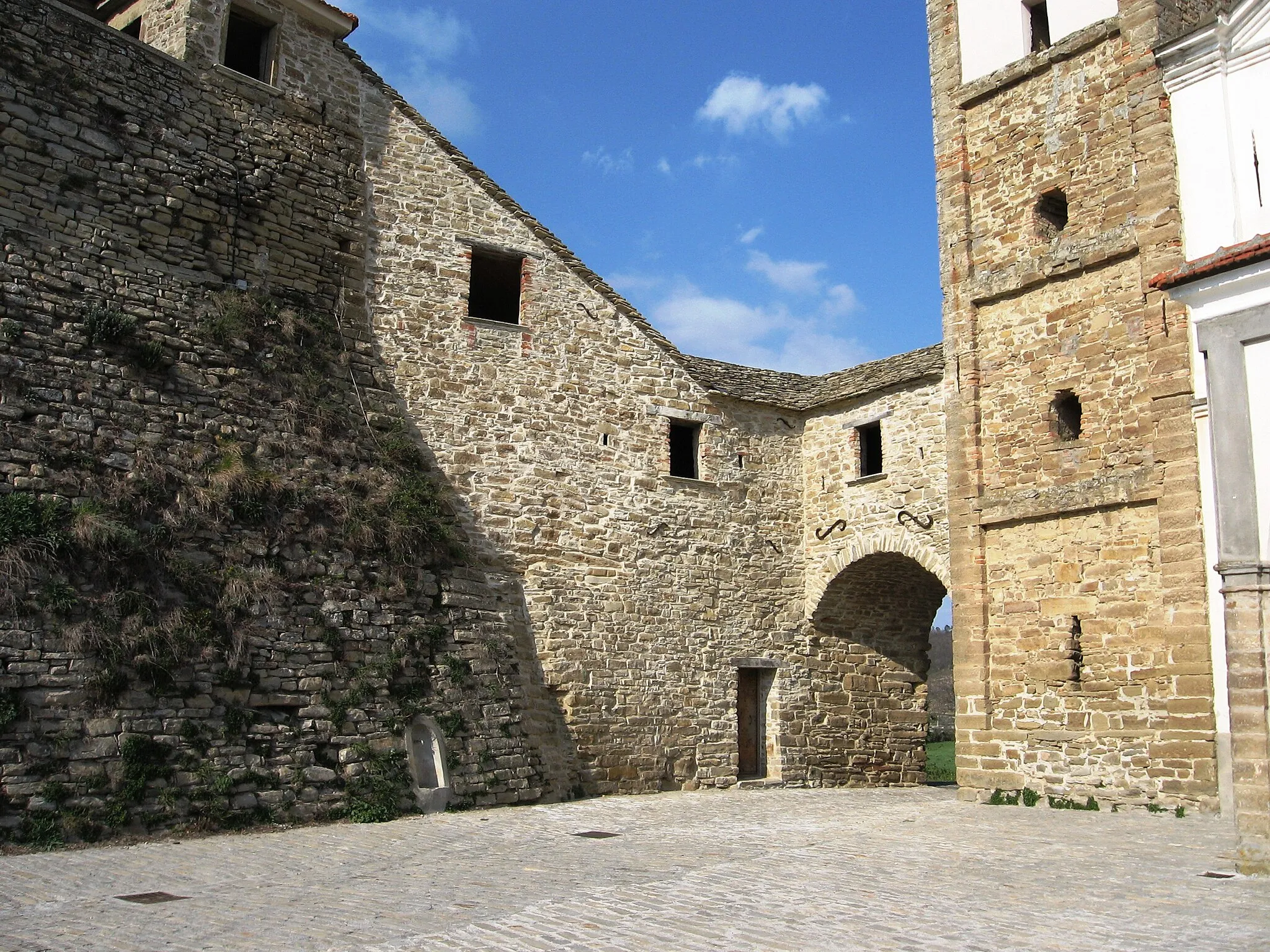 Photo showing: Gorrino (Pezzolo) Accesso al borgo medievale dal lato nord est.