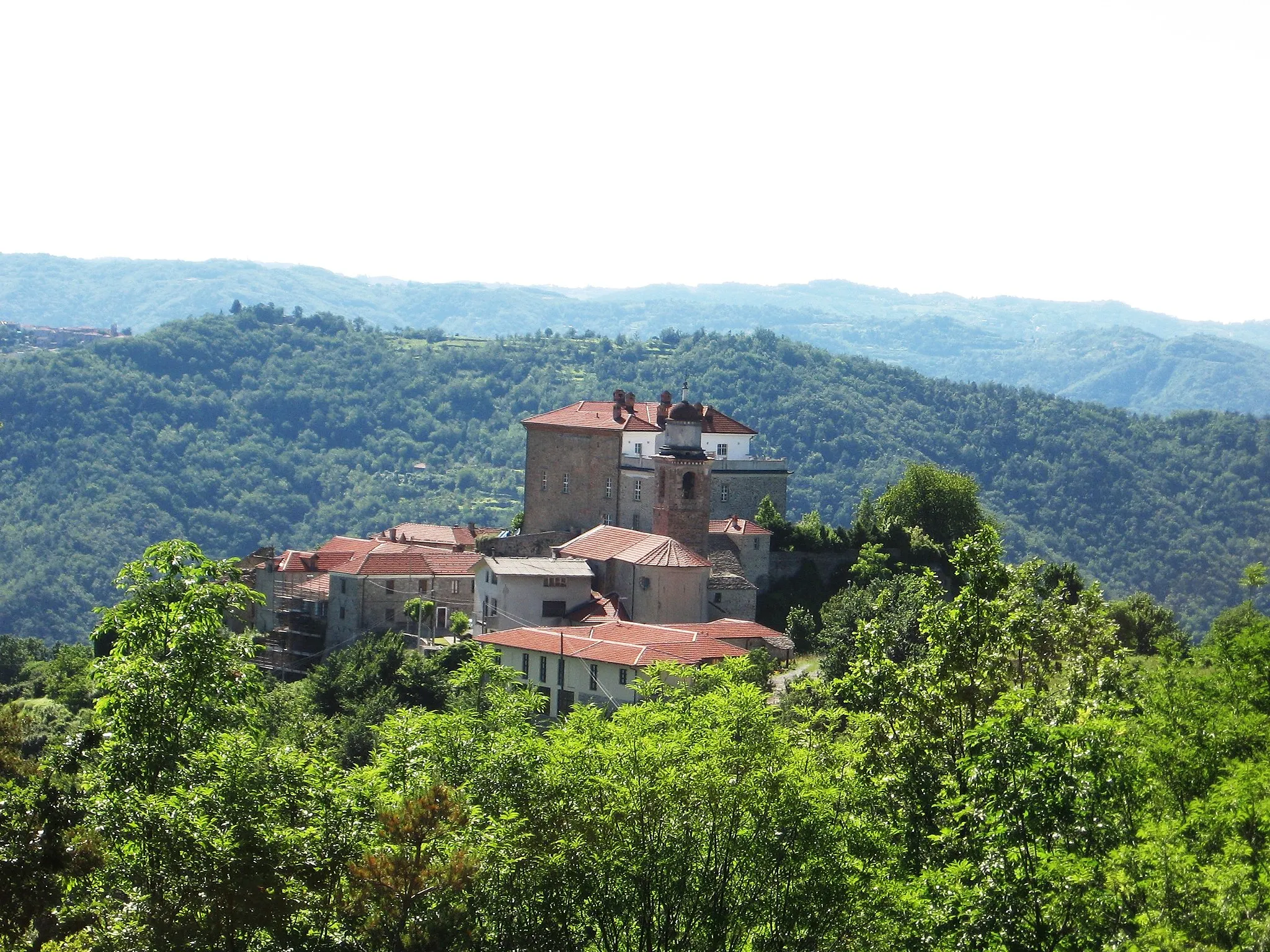 Photo showing: Pezzolo Valle Uzzone. Gorrino. Il Borgo Medioevale dalla Cappella dell'Annunciazione.