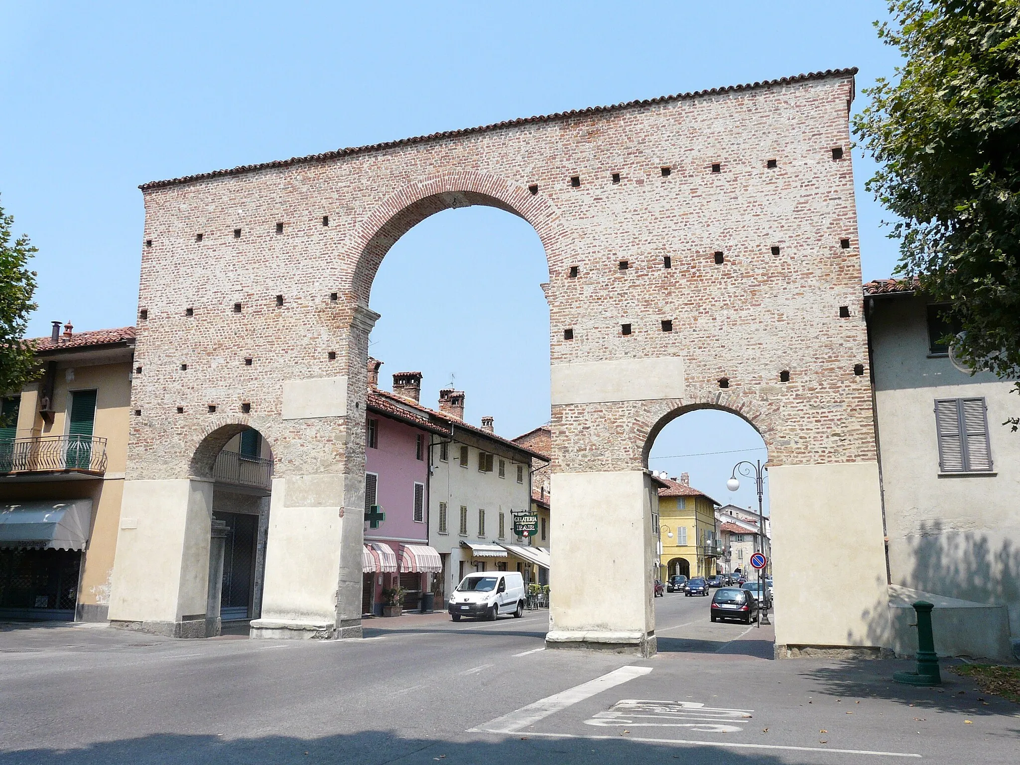 Photo showing: Arco di Porta Narzole, Cherasco, Piemonte, Italia