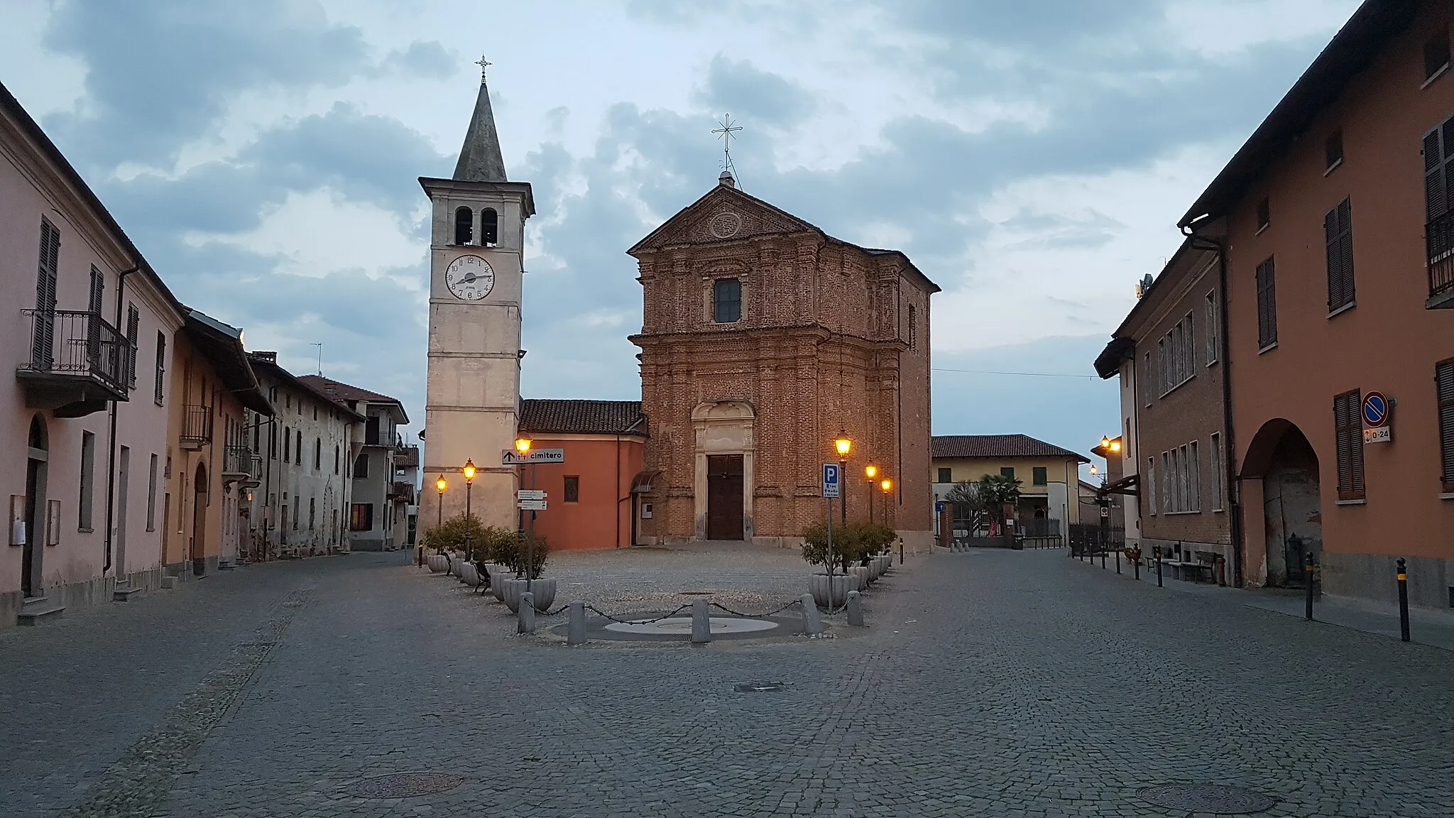 Photo showing: Cervere, Piazza Umberto I: Confraternita di Santa Croce e campanile