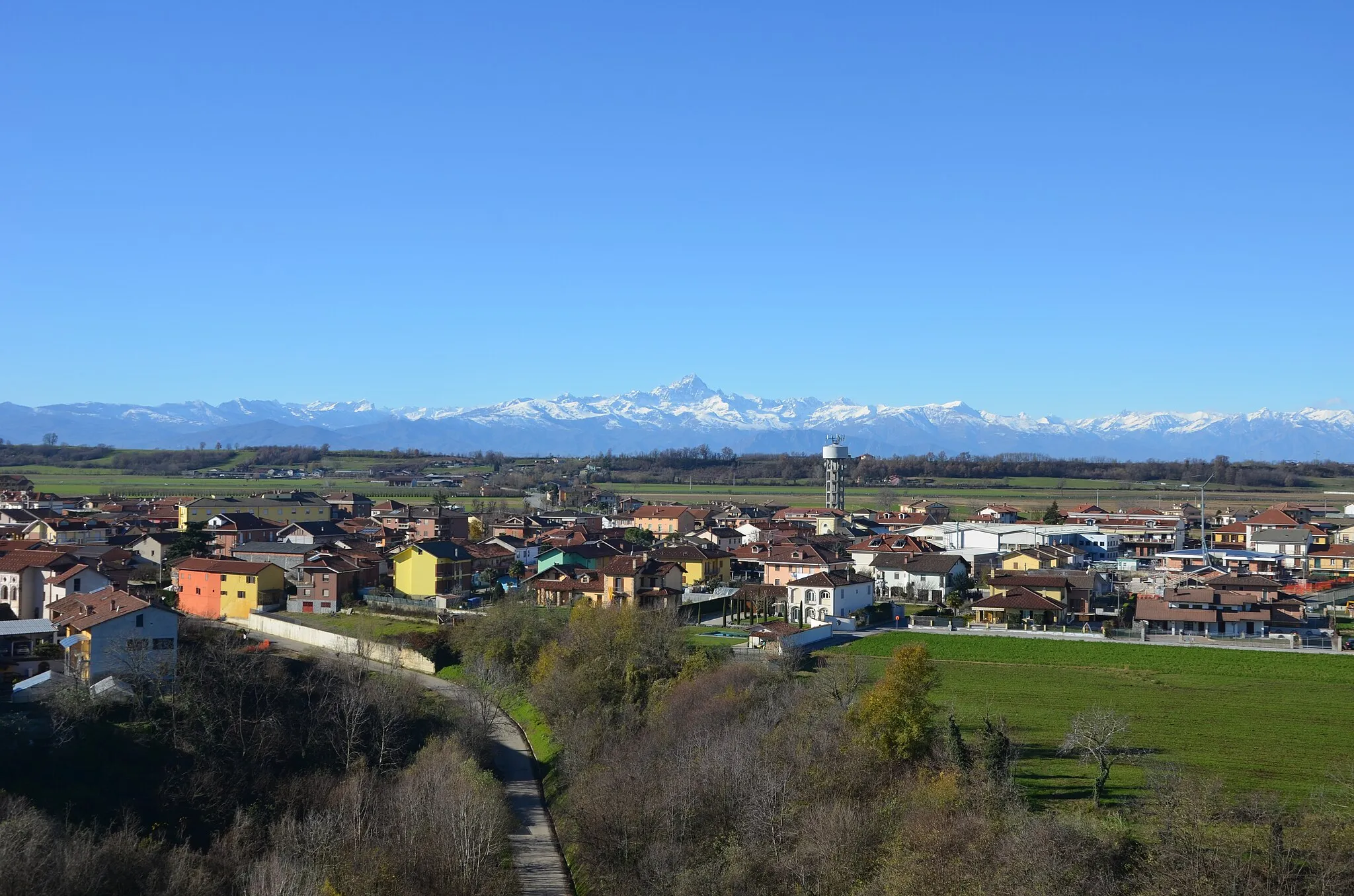 Photo showing: Panorama di Cervere come si vede dalla Torre millenaria di Monfalcone, con il Monviso sullo sfondo