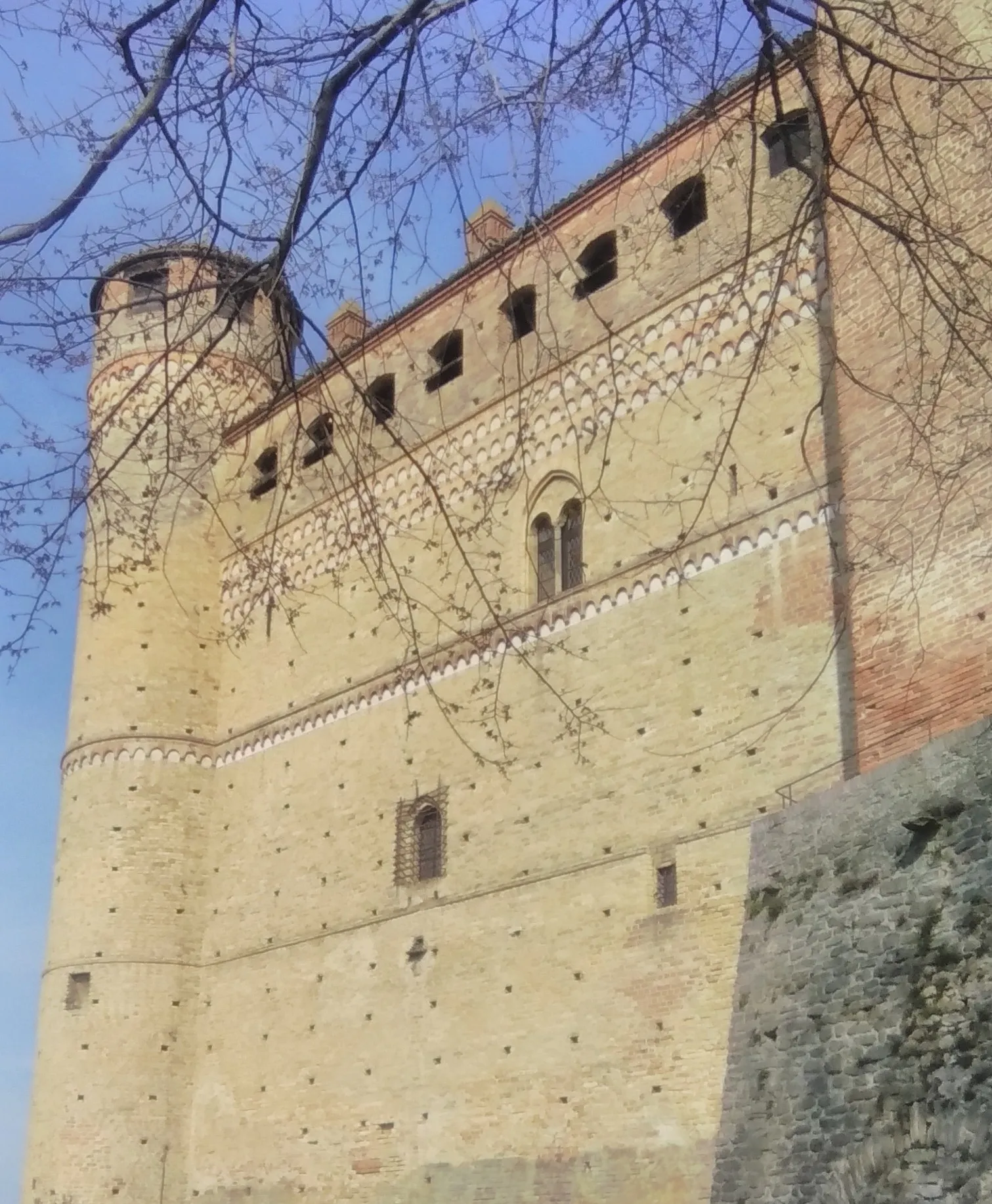Photo showing: Cropped version of 14th century Serralunga d'Alba Castle in the Province of Cuneo, Piemonte. I cropped off the bottom and a bit of the top and sides.
