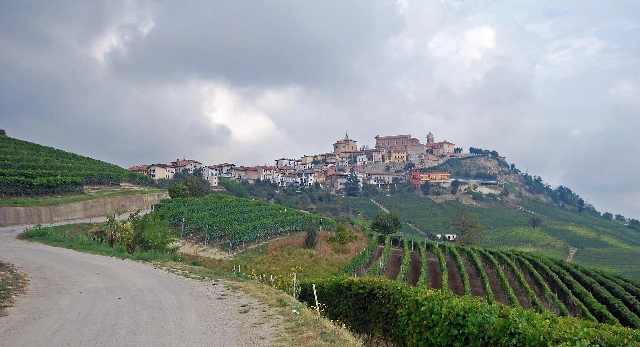 Photo showing: Village of La Morra, Piemonte, seen from south