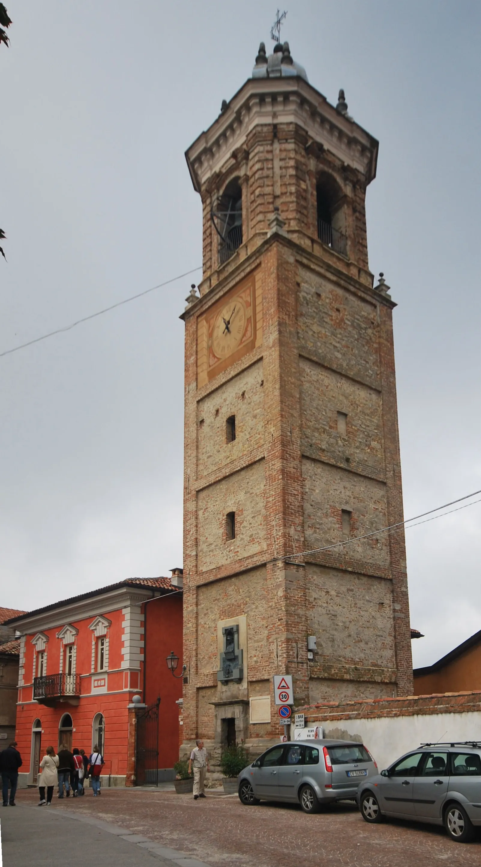 Photo showing: Torre Campanaria Belltower, built on the place the castle that was destroyed in the 1540s,  La Morra, Piemonte