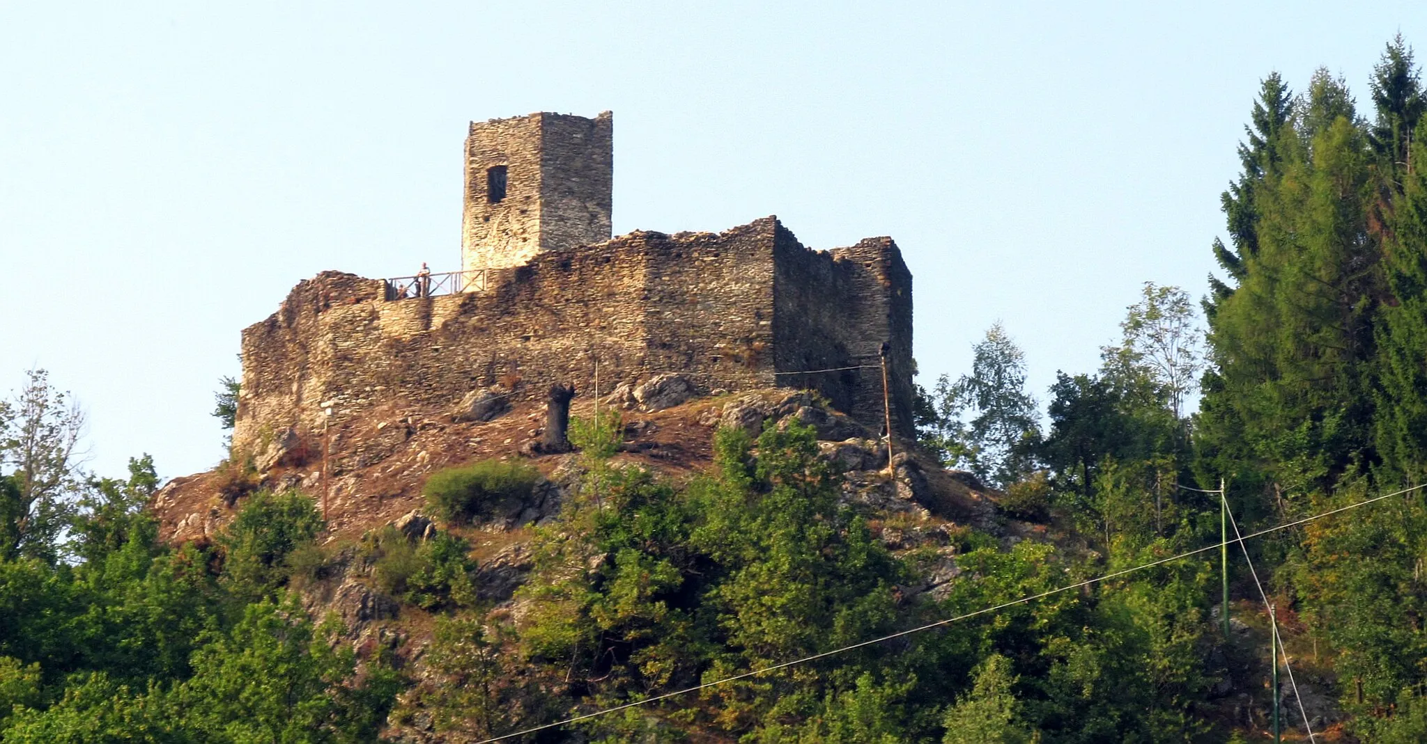 Photo showing: Vernante (CN, Italy): the castle as seen from the train station